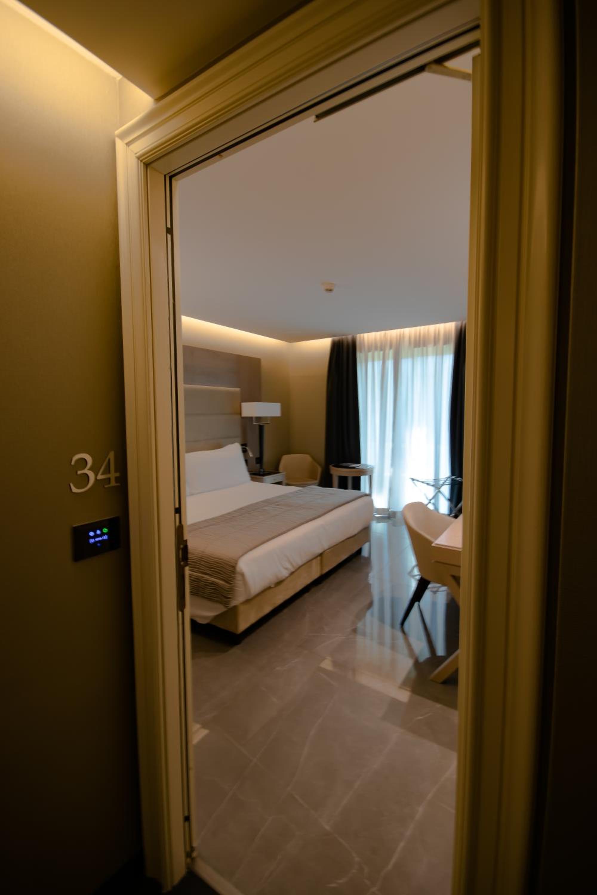 Deluxe Family Suite - Photo 9