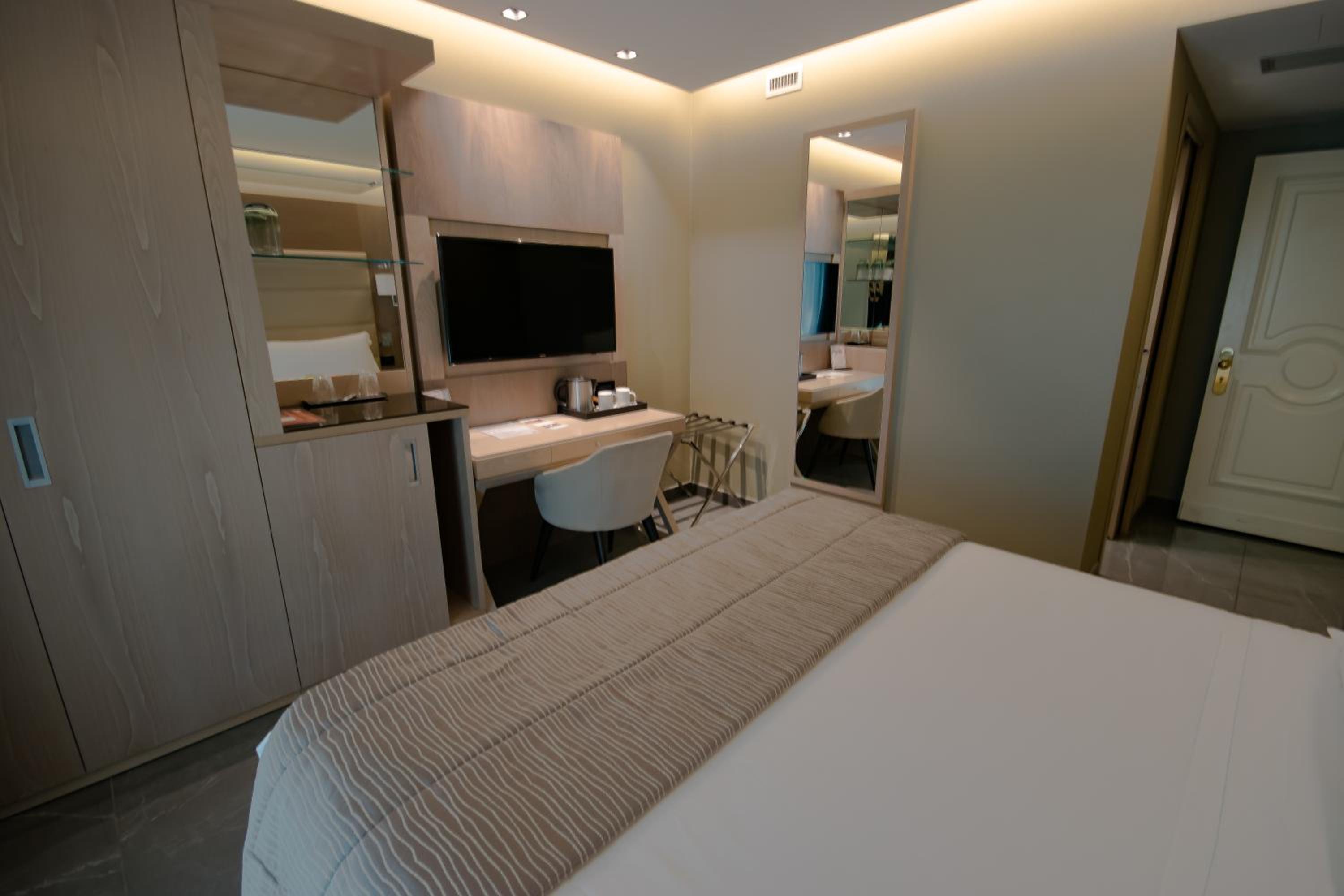 Deluxe Family Suite - Photo 2
