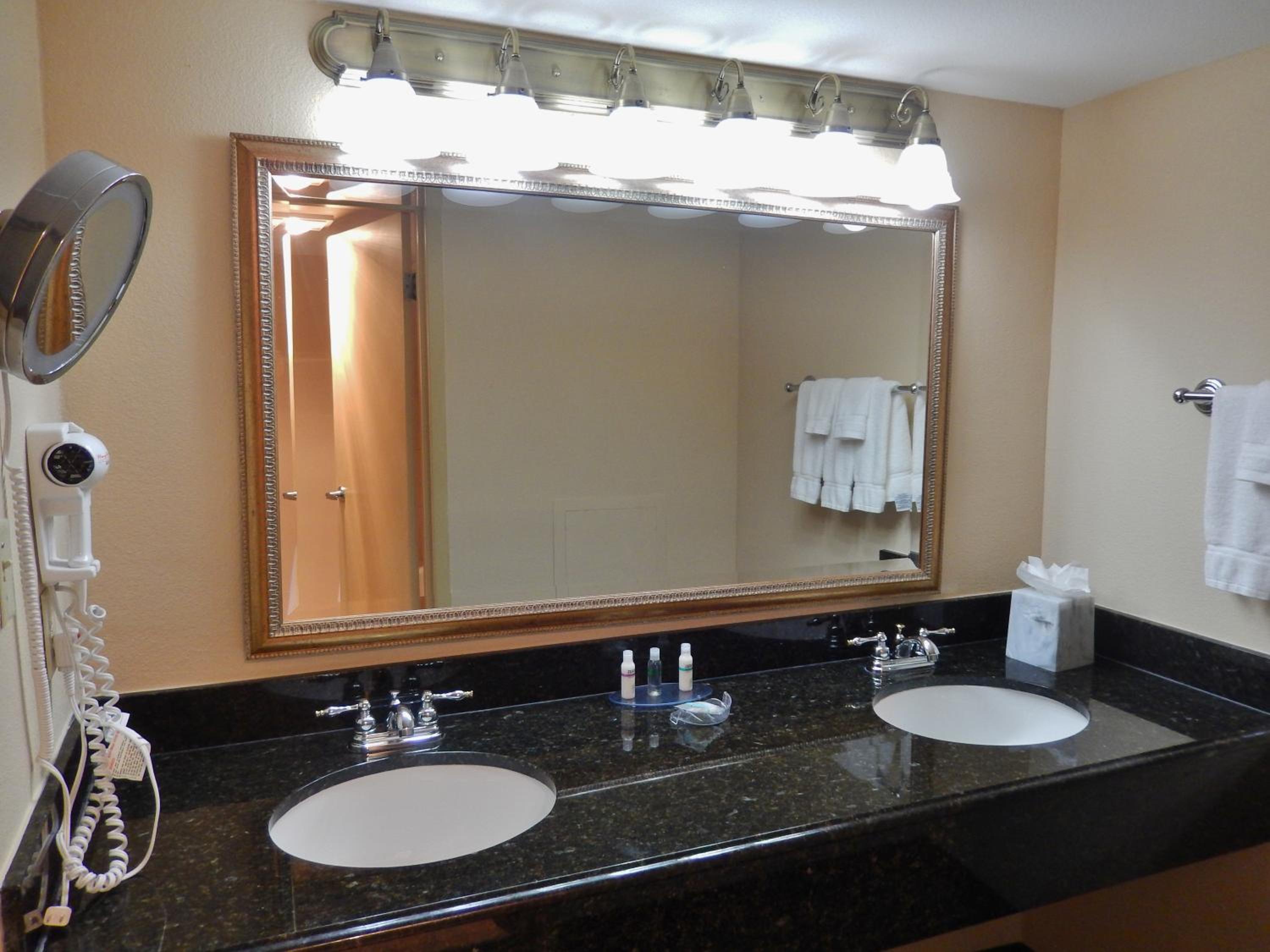 Junior King Suite - Non-Smoking photo 2
