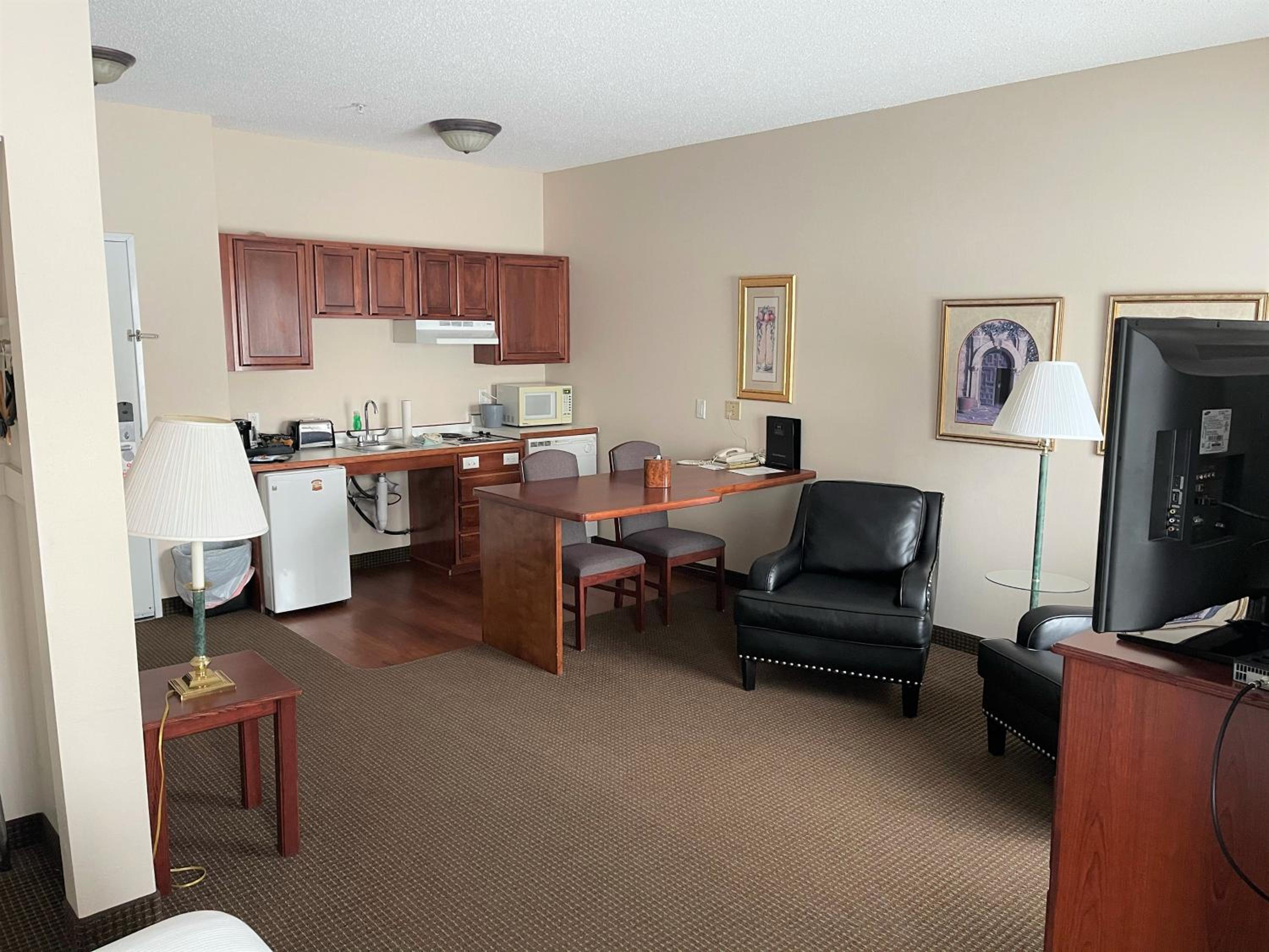 One-Bedroom Queen Suite with Sofa Bed - Photo 4
