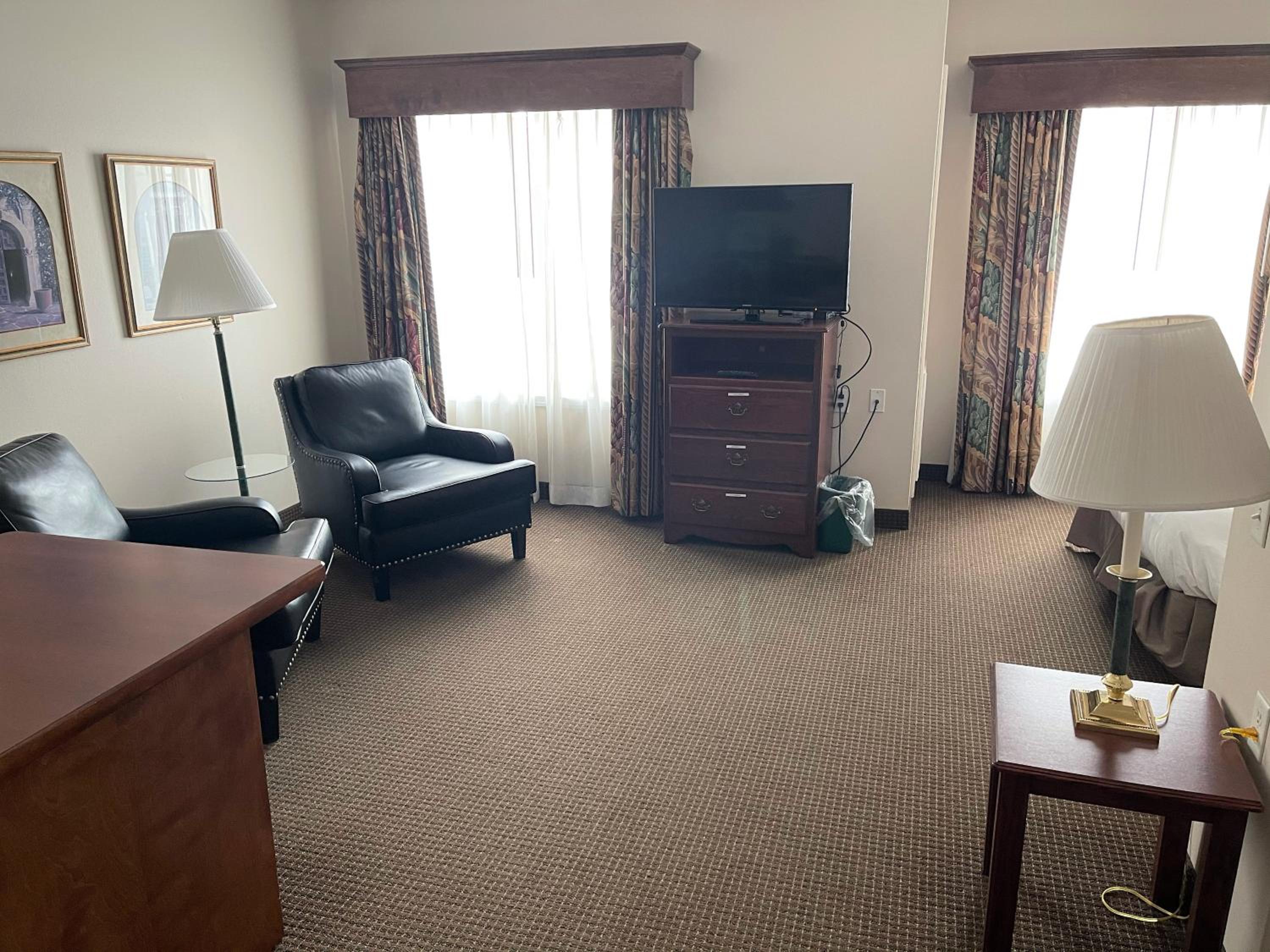 One-Bedroom Queen Suite with Sofa Bed - Photo 3