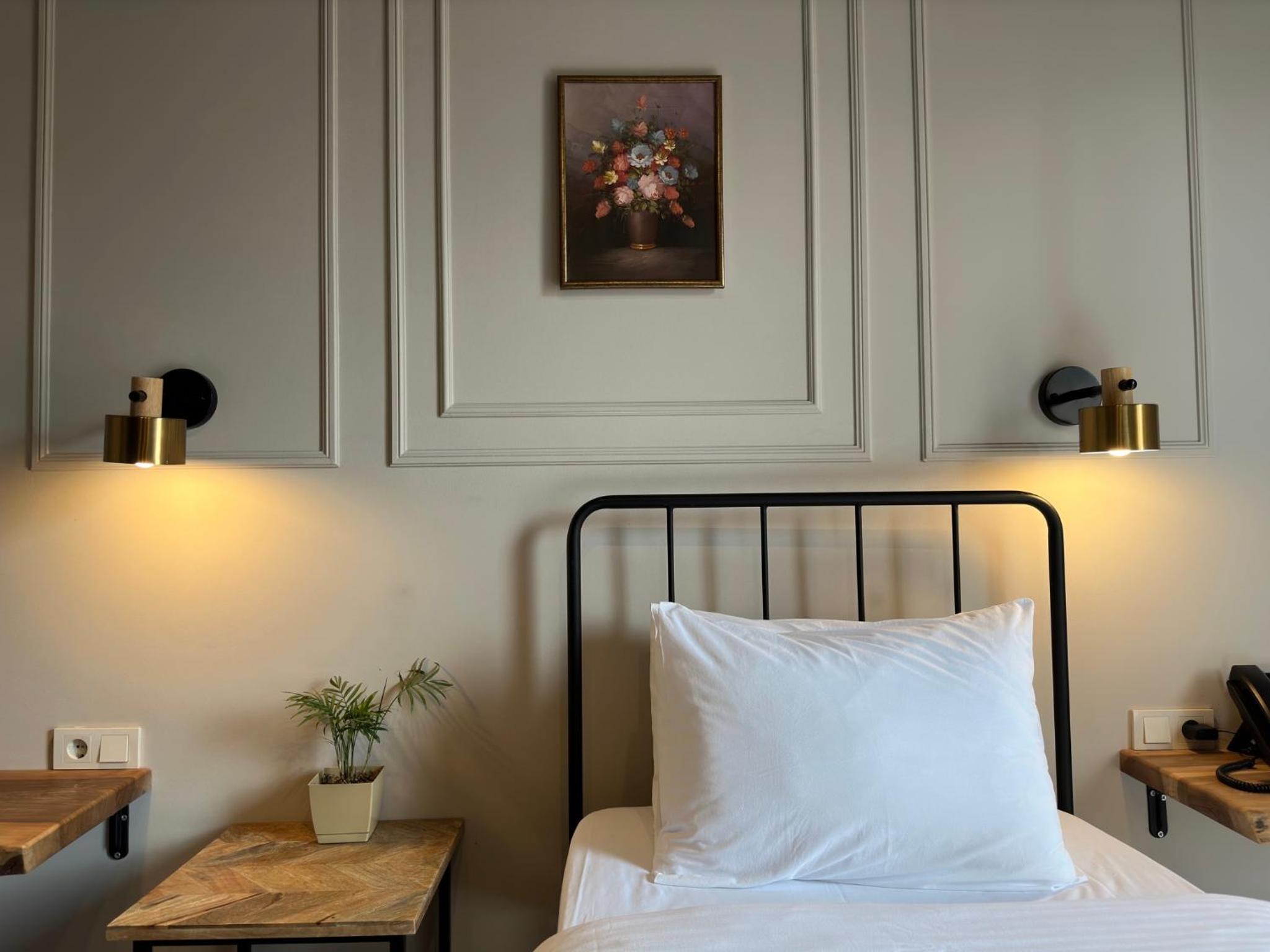 Twin Room with Balcony - Photo 9