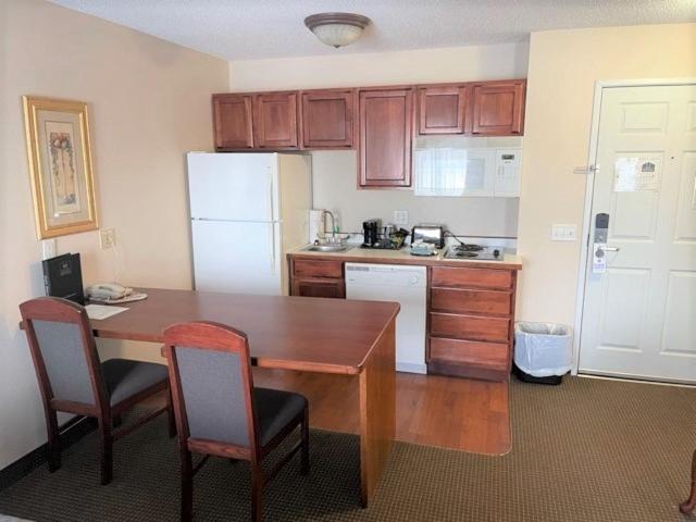 One-Bedroom Queen Suite with Sofa Bed - Photo 2