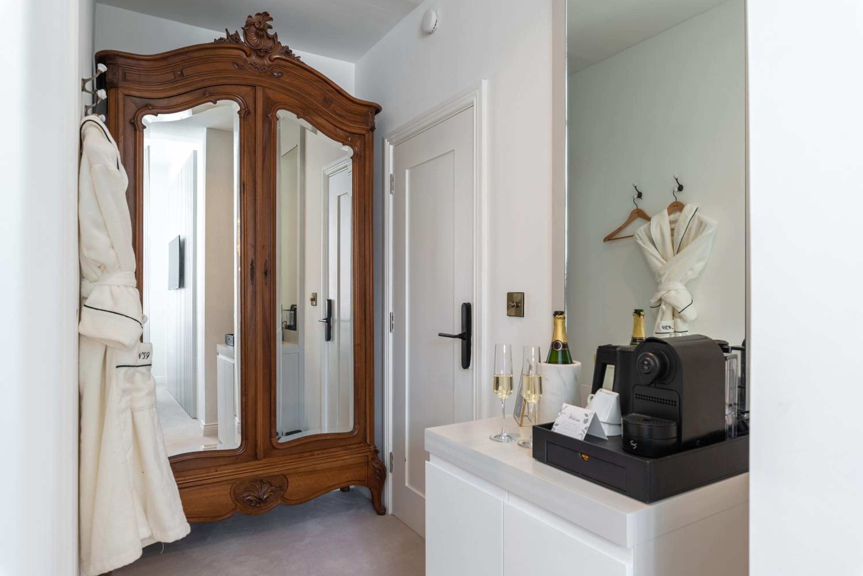 Deluxe King Room photo 3