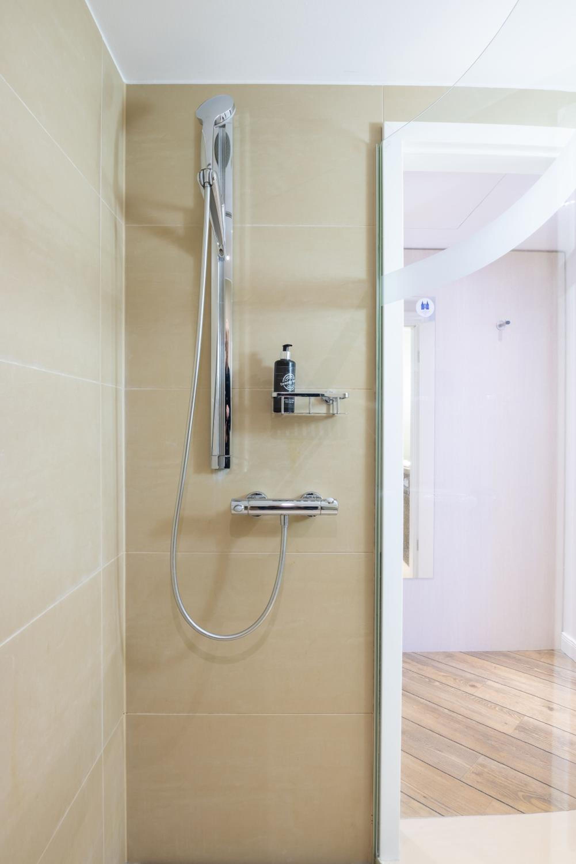 Standard Double Room - Photo 9
