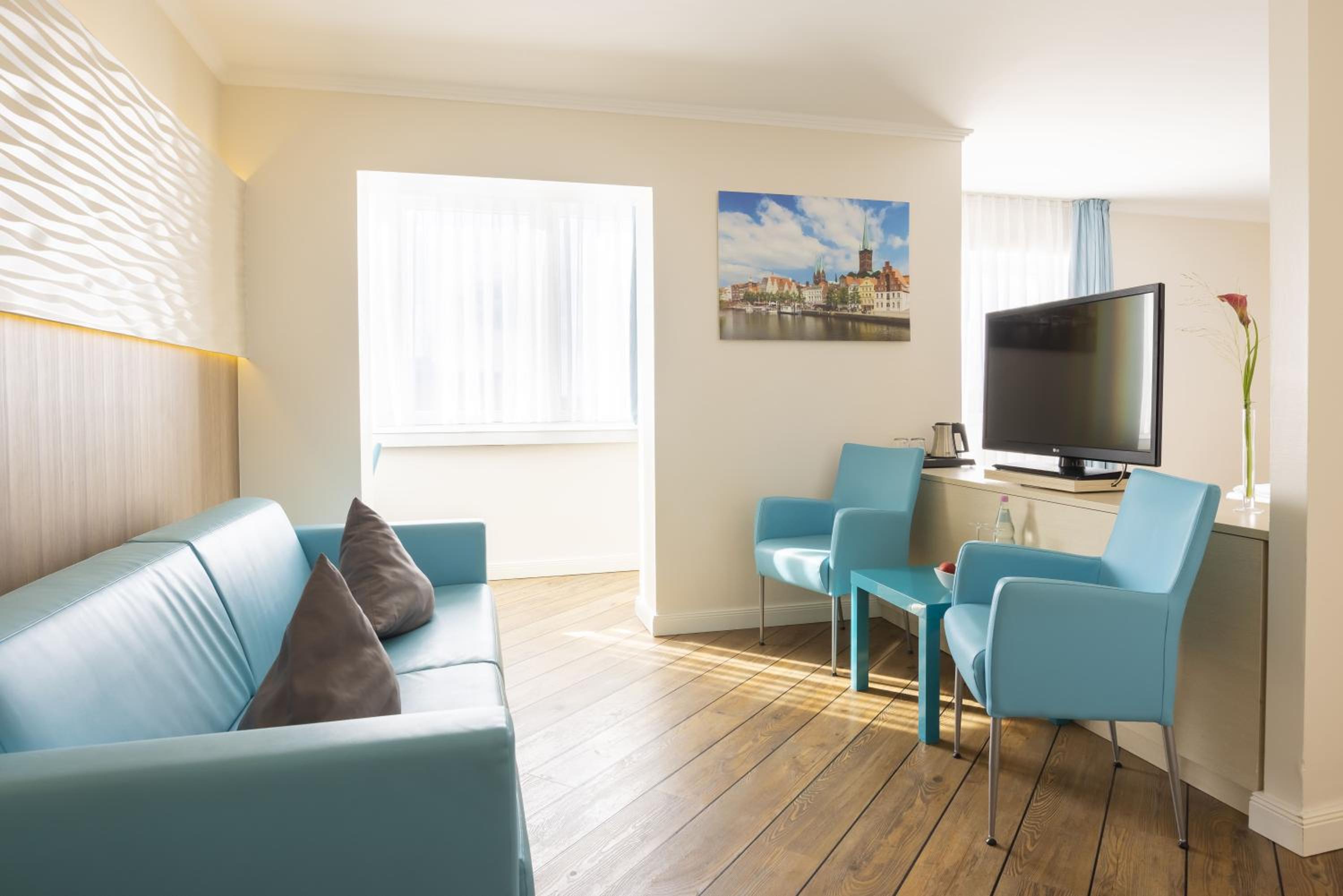 Suite - Photo 1