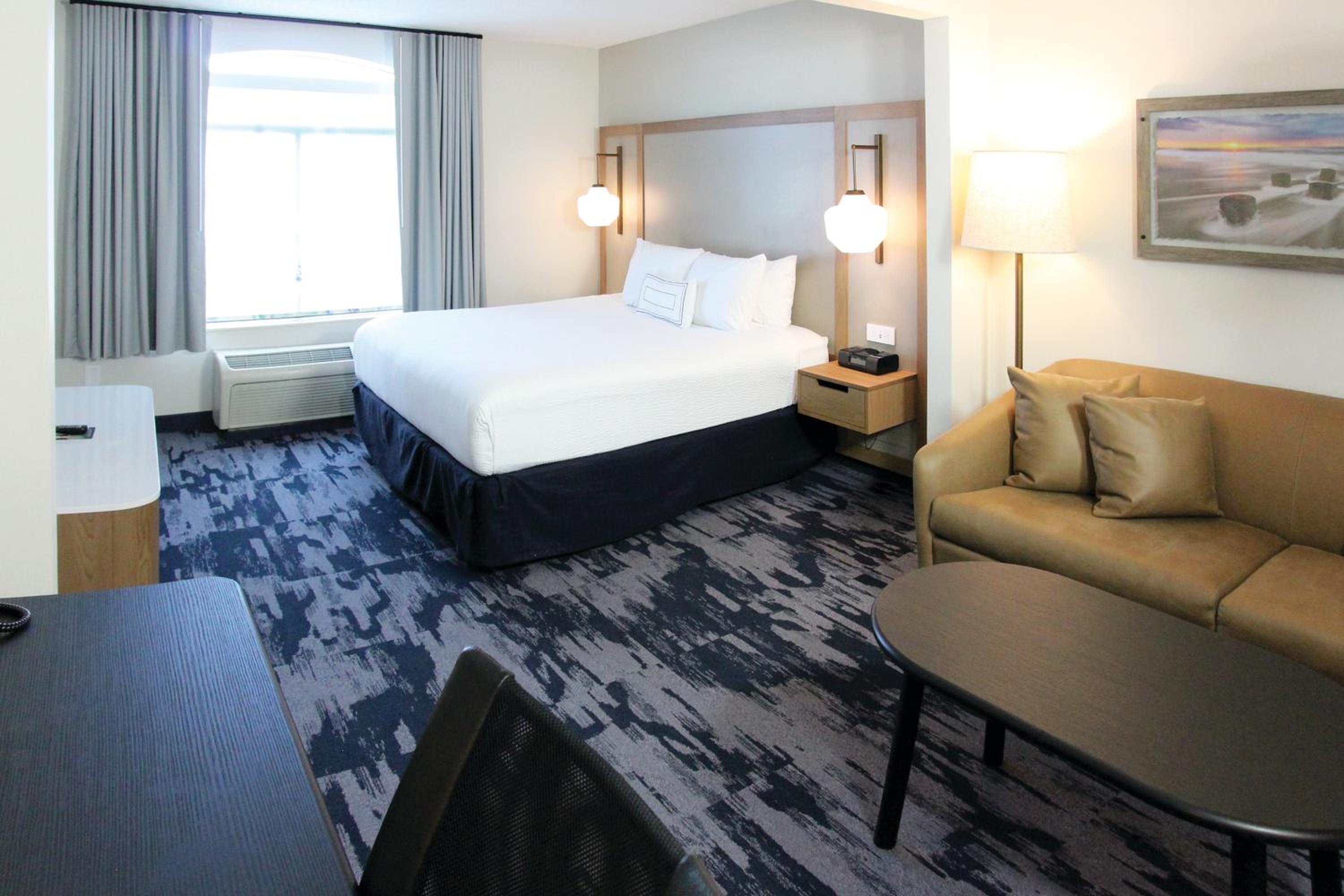 King Room with Sofa Bed - Photo 2