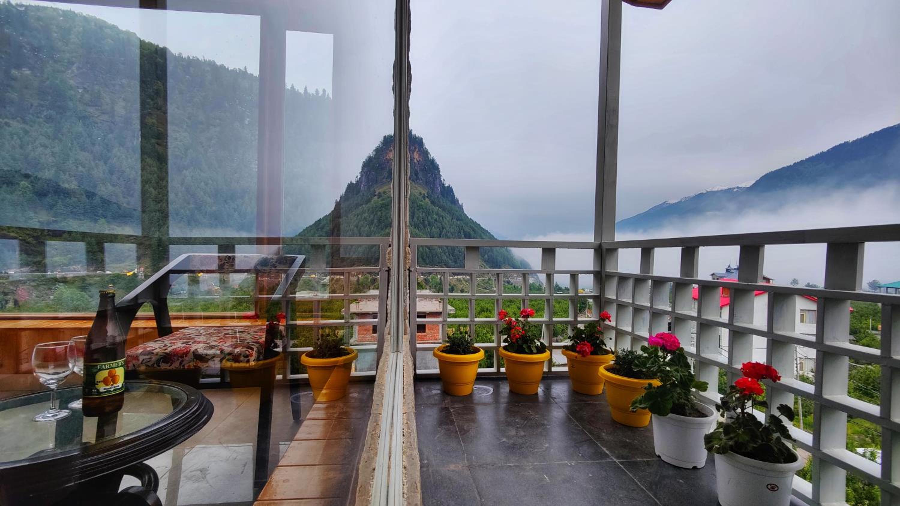 King Room with Balcony - Photo 8