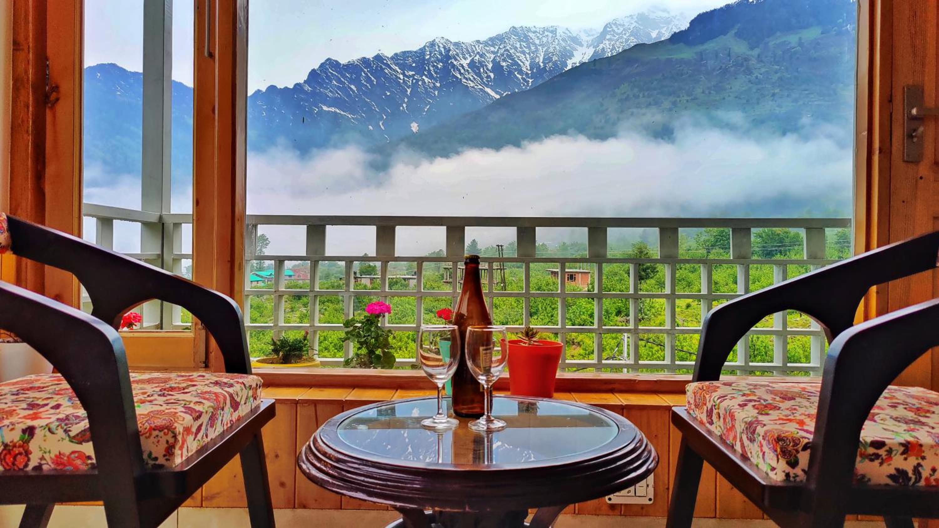 King Room with Balcony - Photo 17