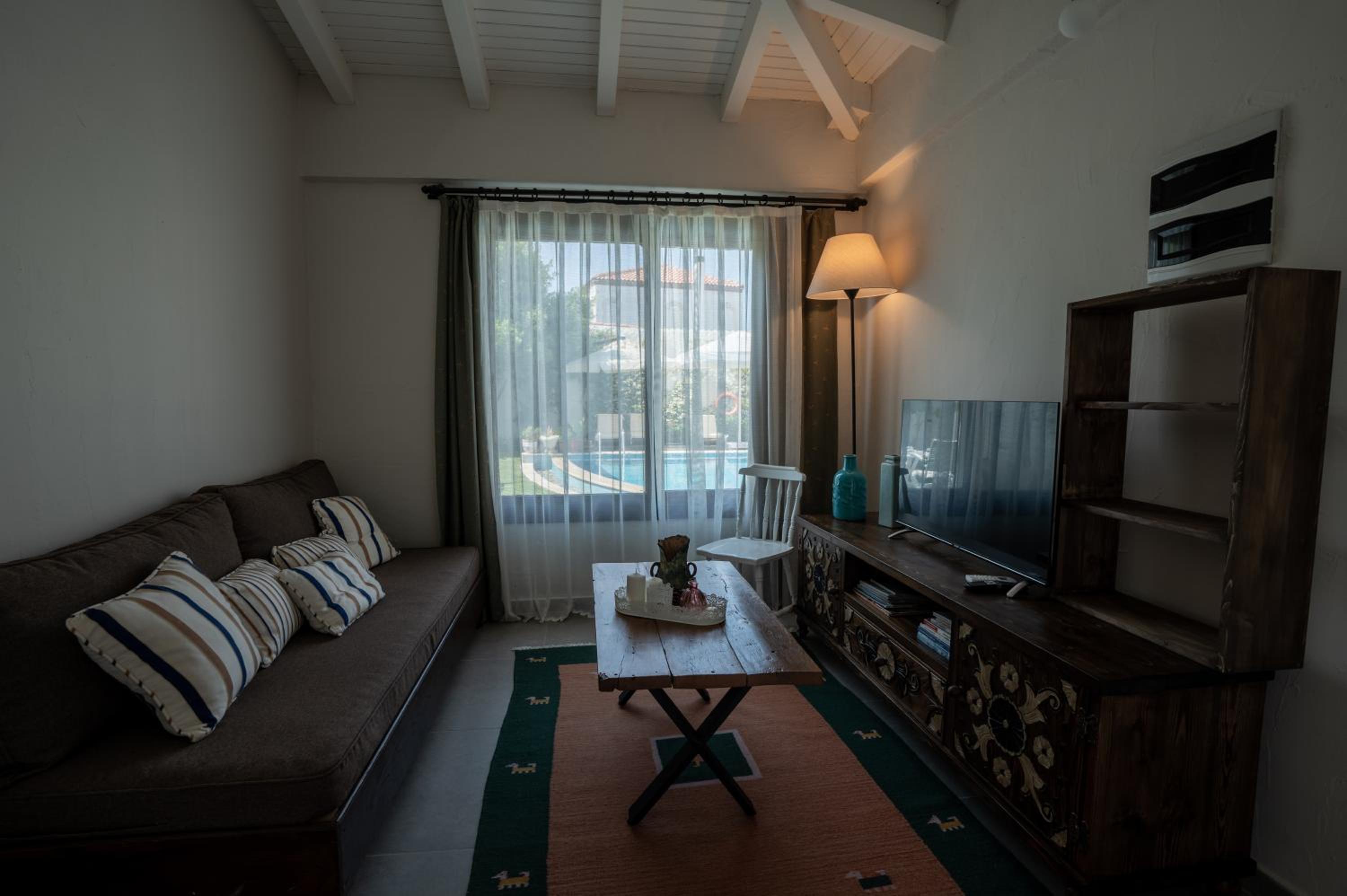 Studio with Pool View photo 3