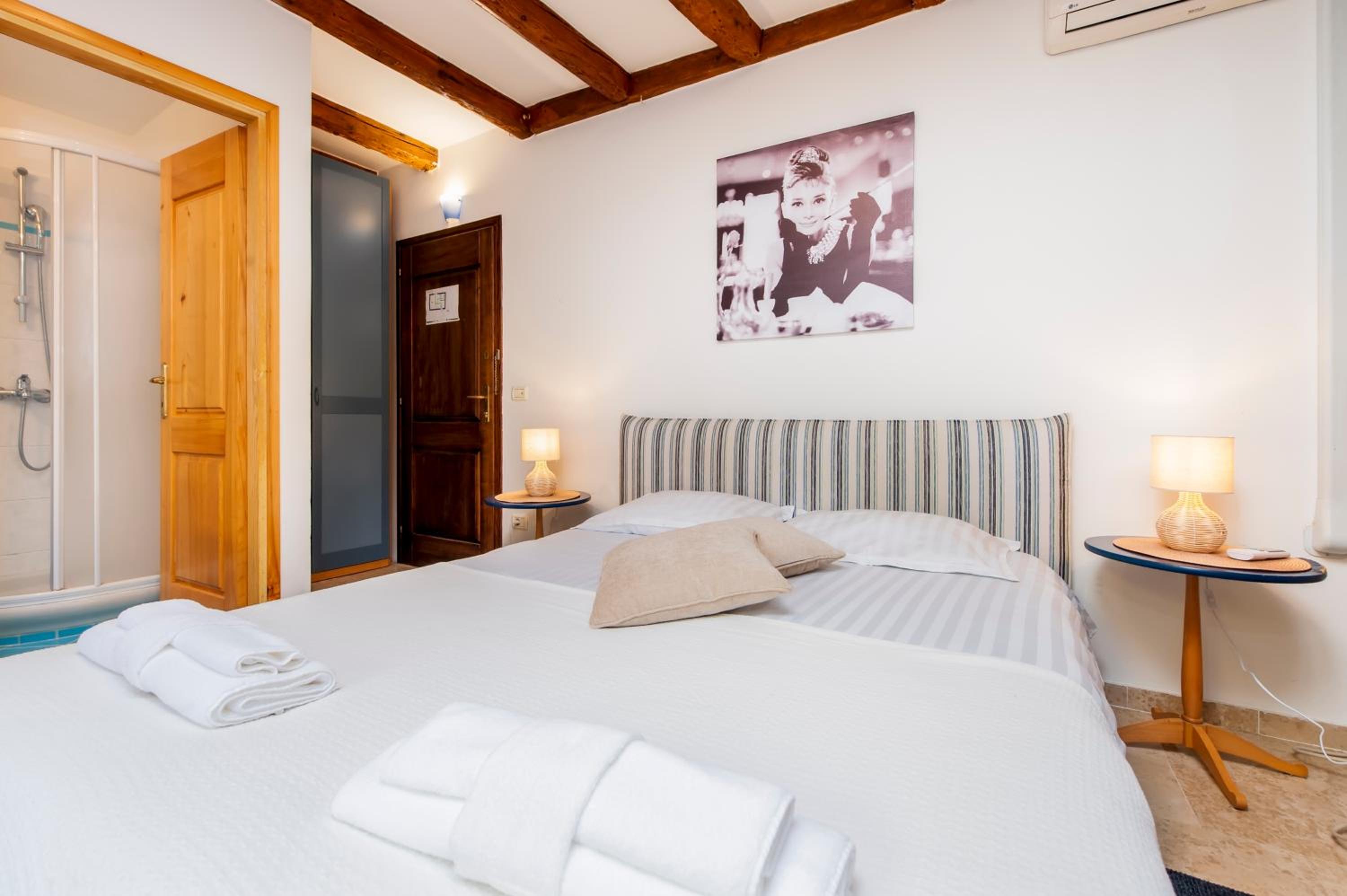 Double Room - Photo 6
