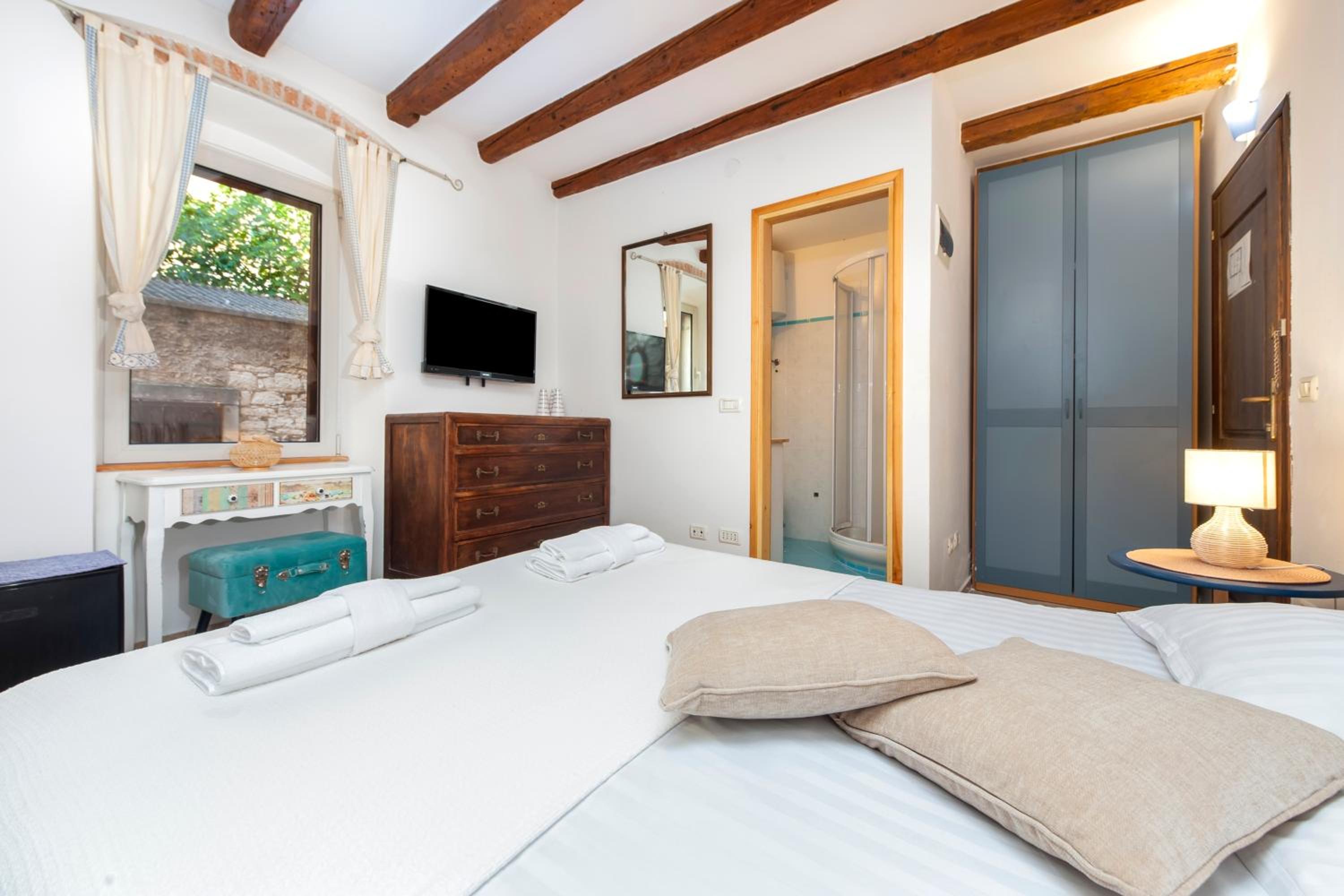 Double Room - Photo 12