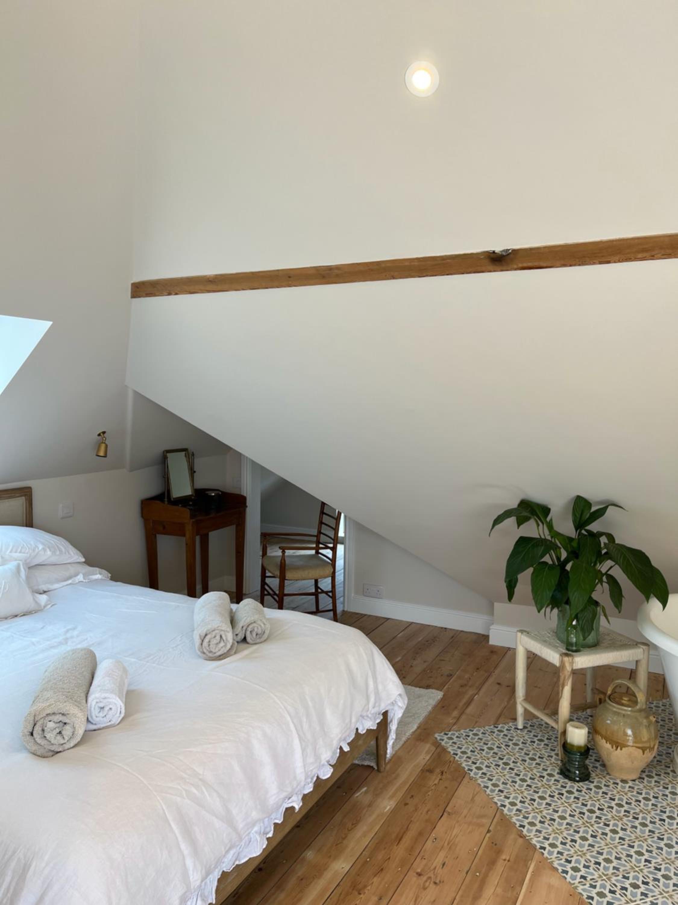 King Suite with Balcony - Photo 16