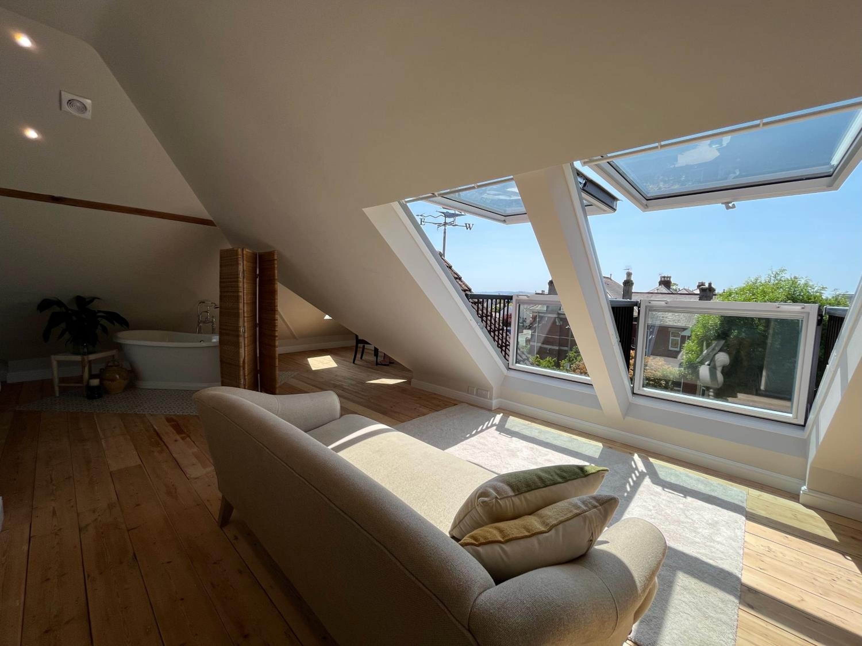 King Suite with Balcony - Photo 17