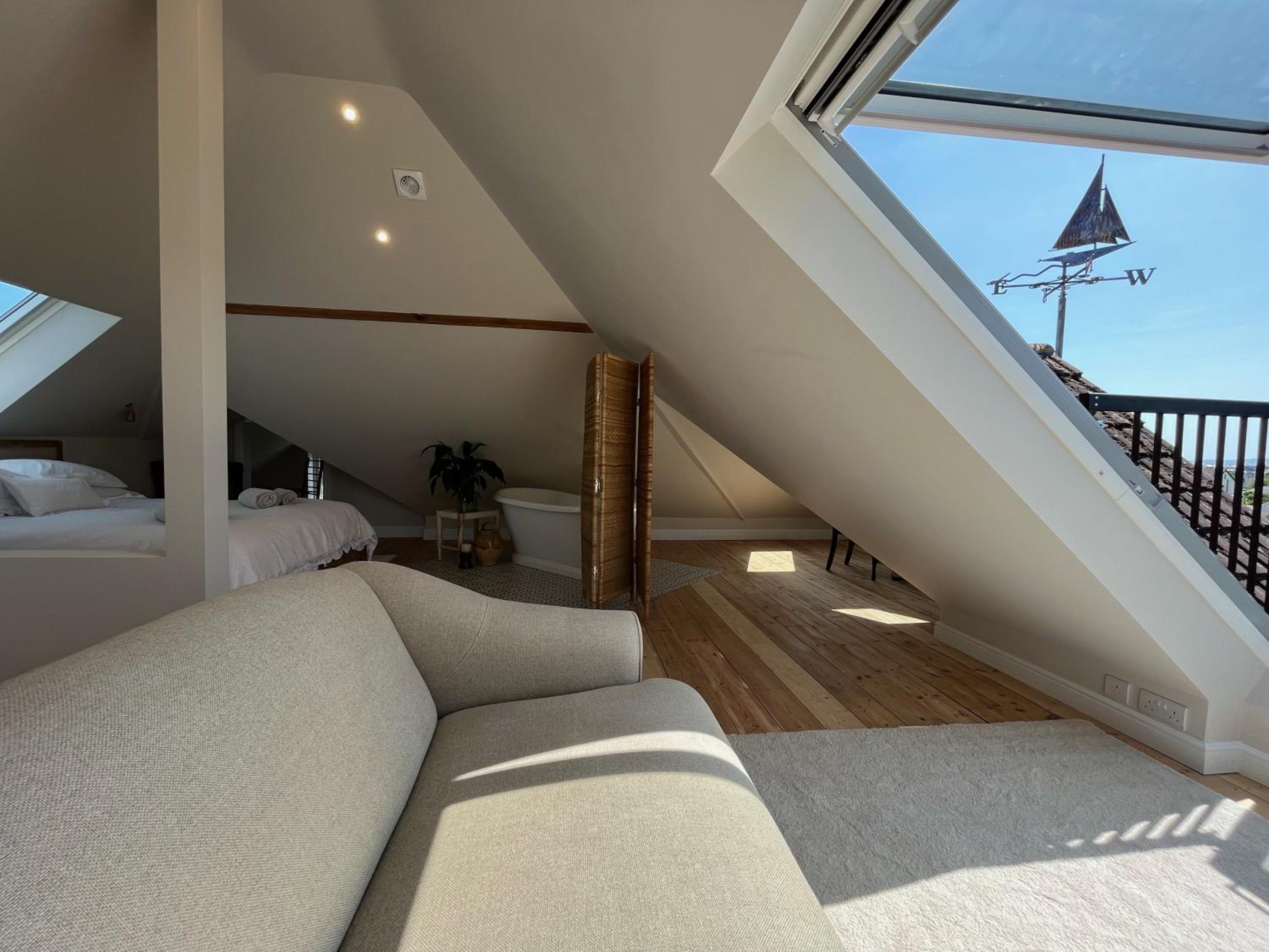 King Suite with Balcony - Photo 2