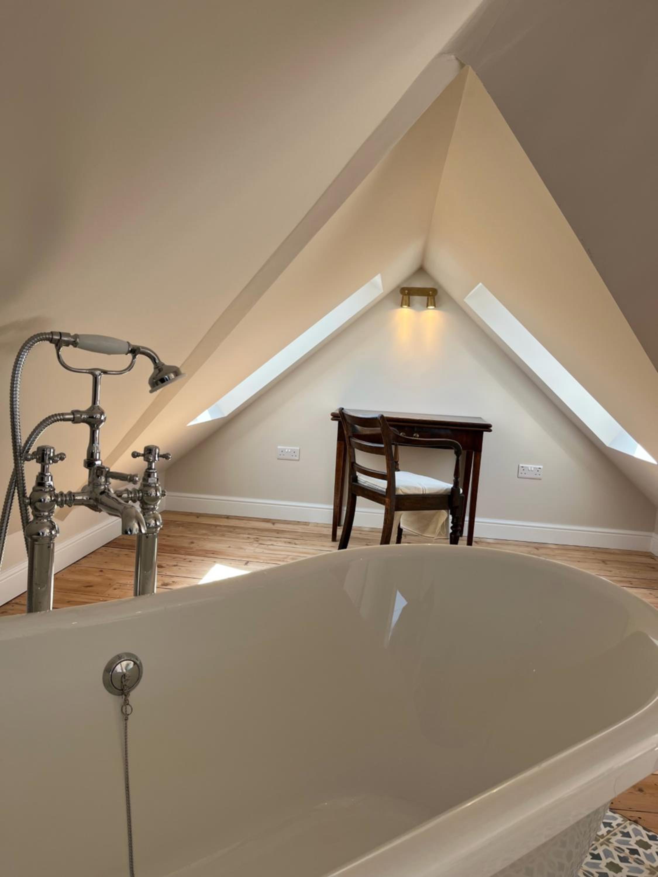 King Suite with Balcony - Photo 3
