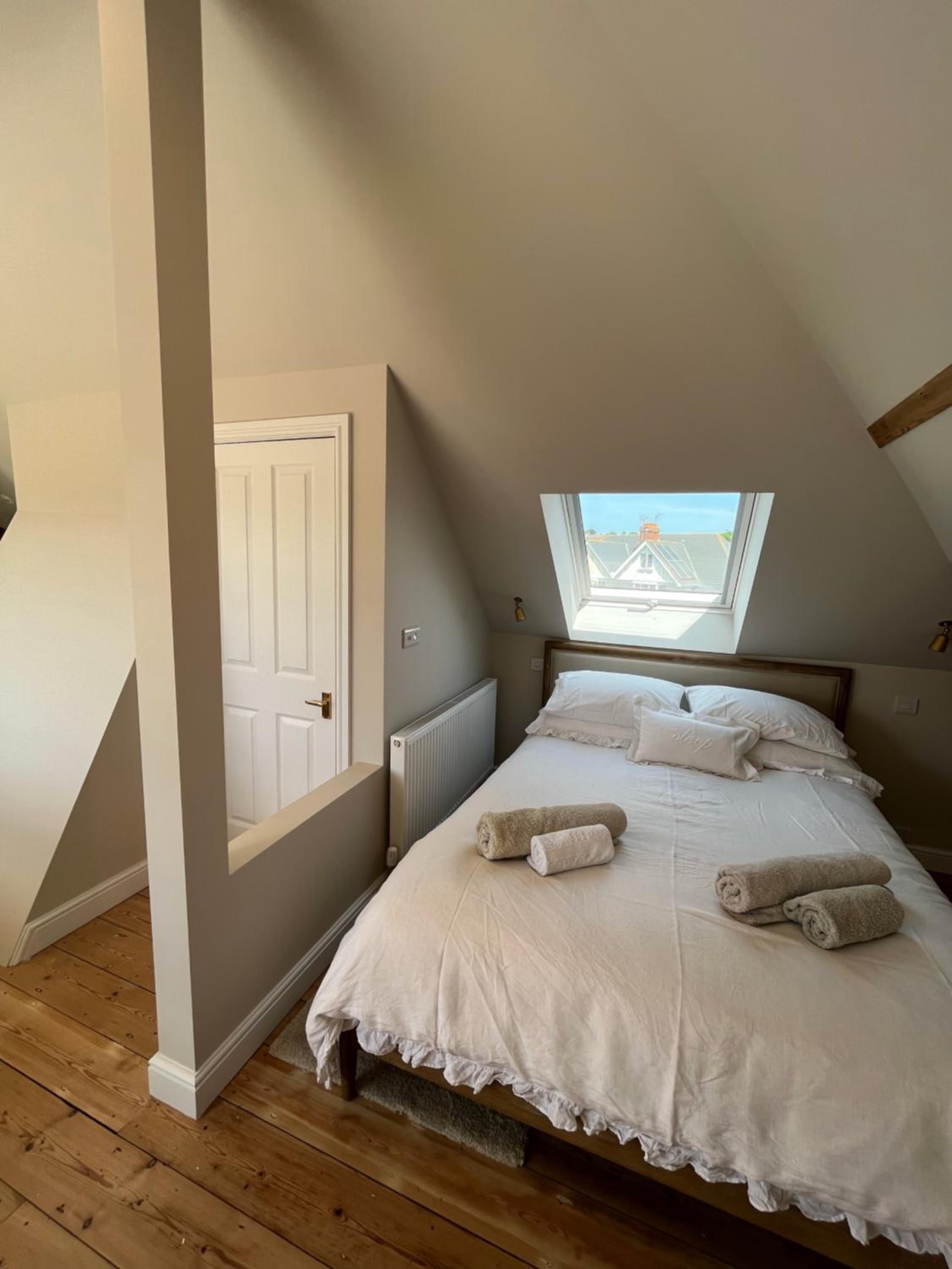 King Suite with Balcony - Photo 4