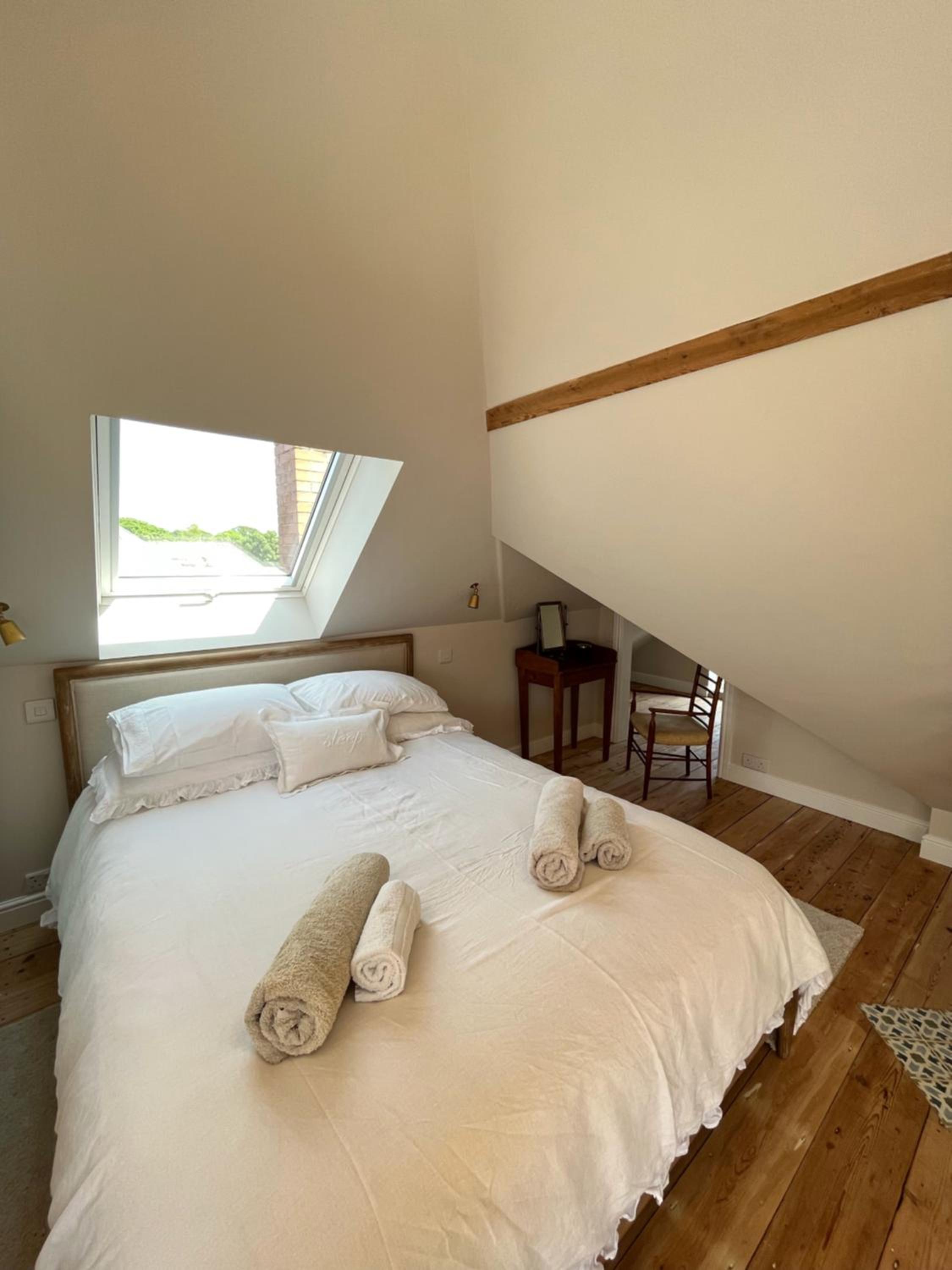 King Suite with Balcony - Photo 5
