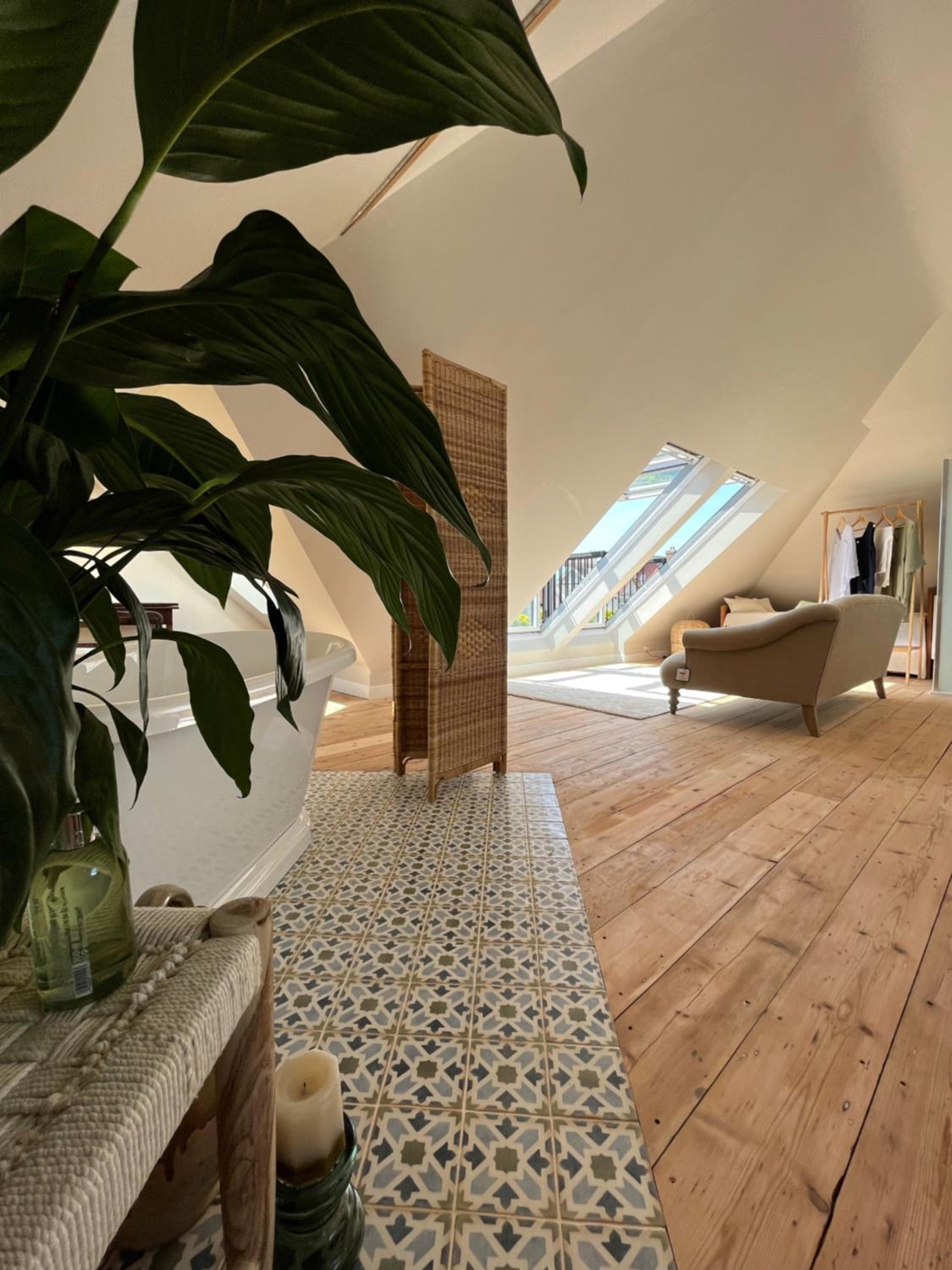 King Suite with Balcony - Photo 6