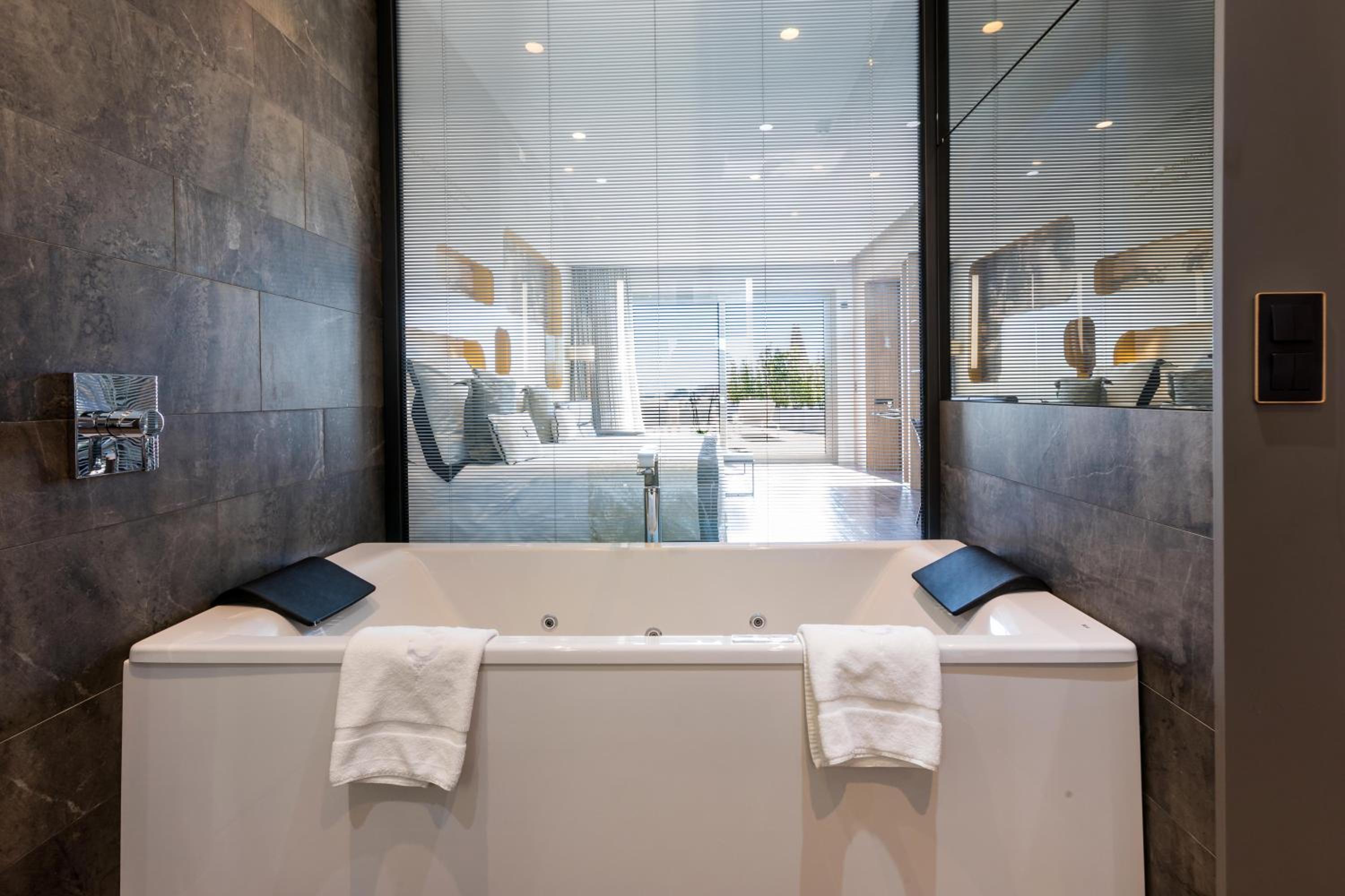 Junior Suite with Sea View thumbnail 6