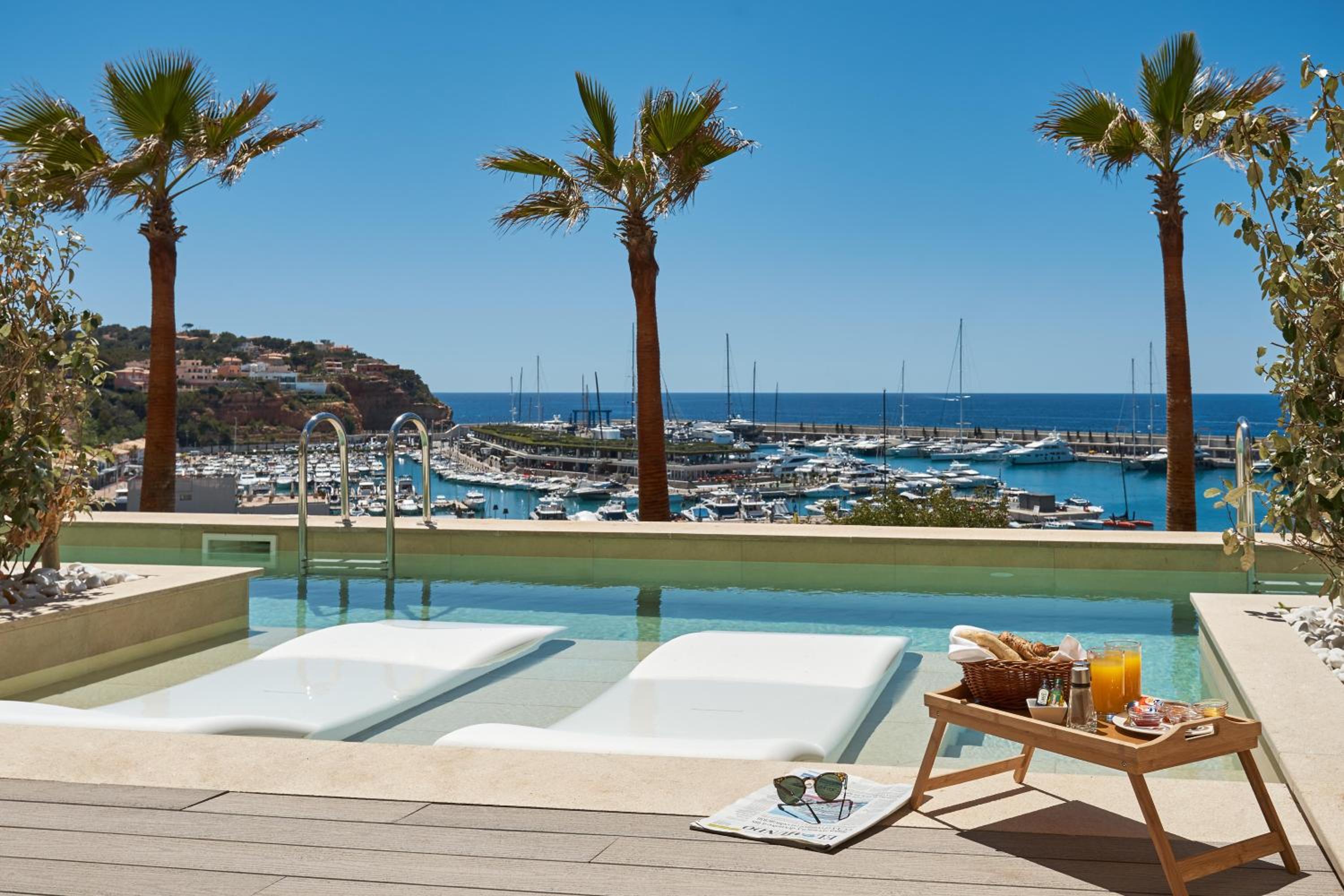 Superior Double Room Swim Up with Sea View thumbnail 5