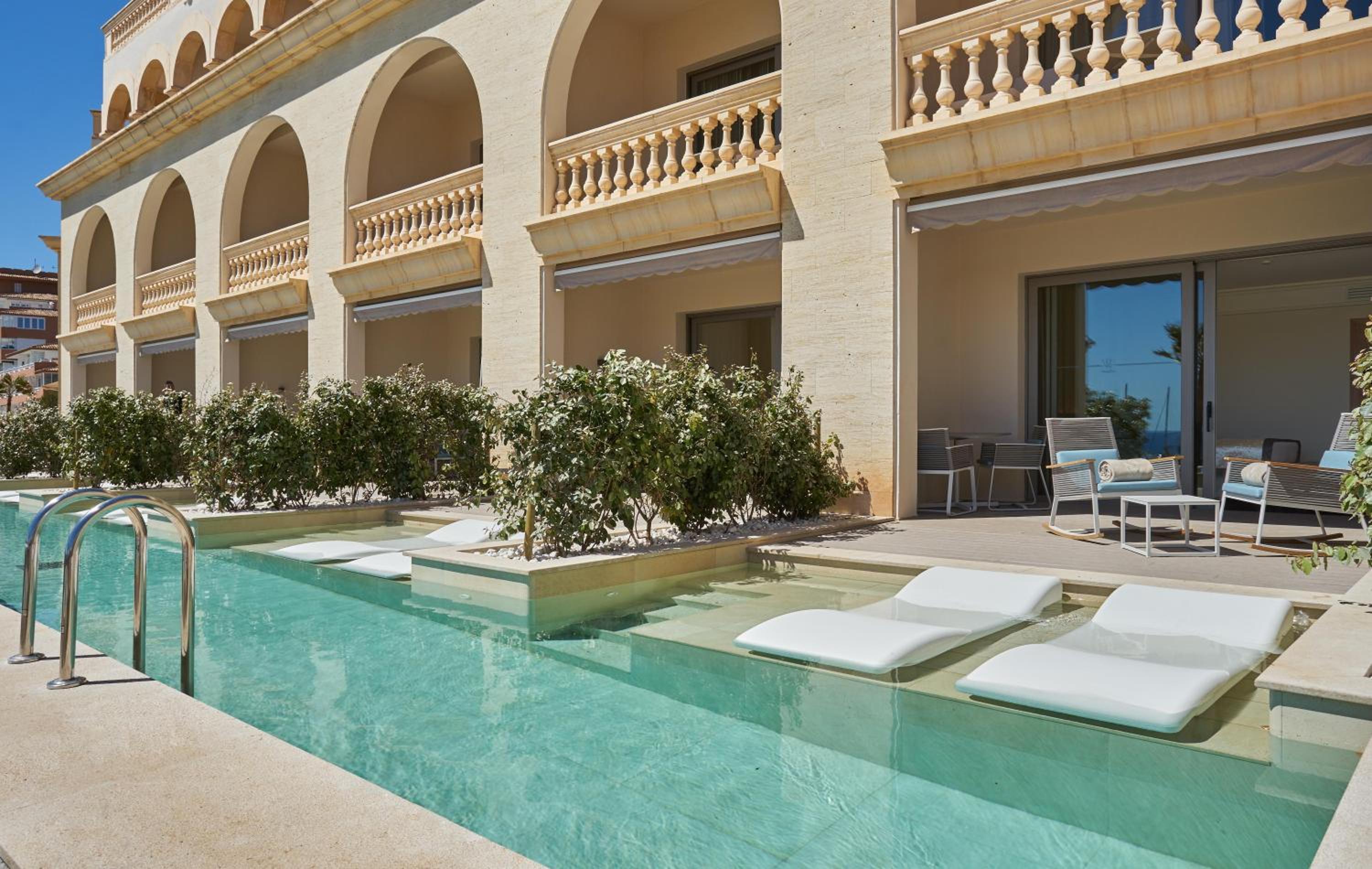 Superior Double Room Swim Up with Sea View thumbnail 6