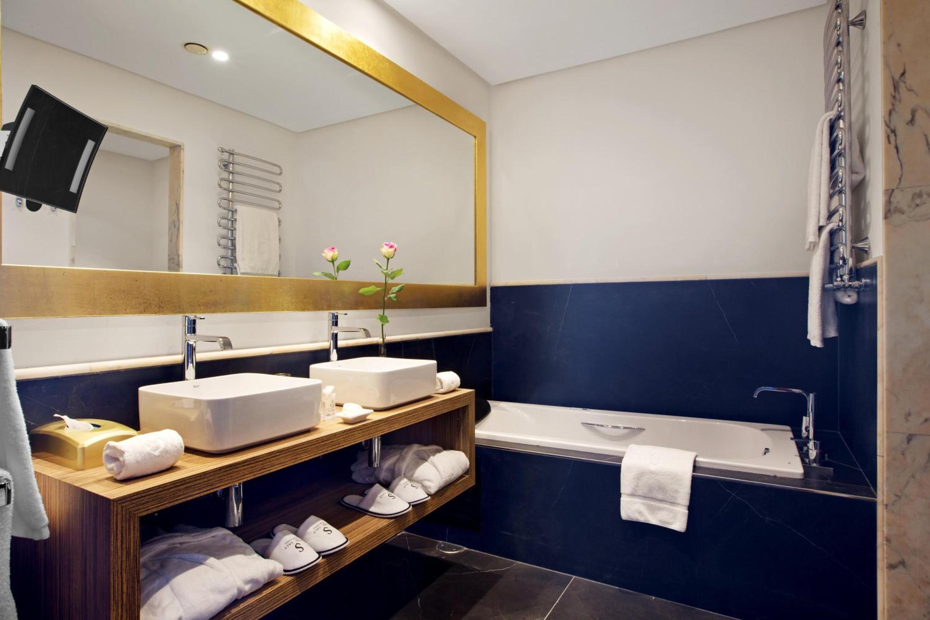 Superior Double Room Swim Up with Sea View thumbnail 5
