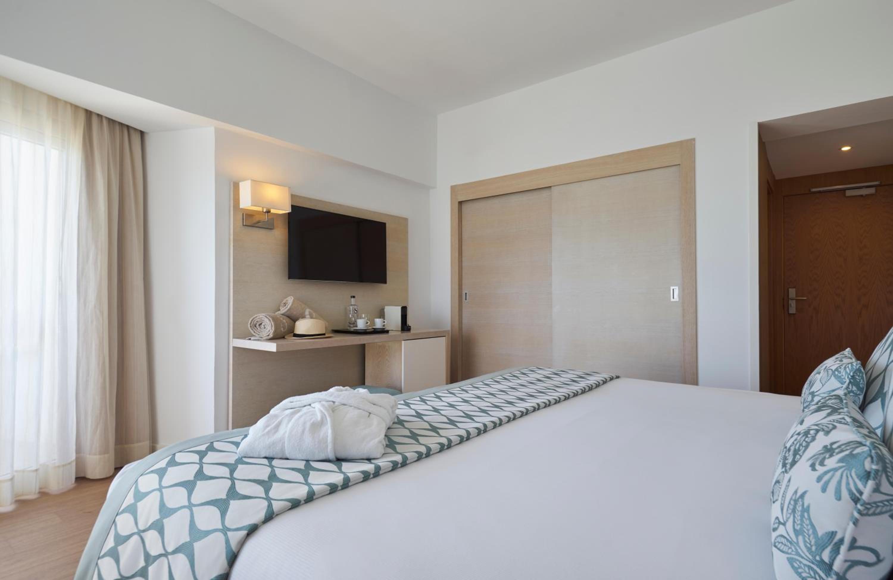 Double or Twin Room with Partial Sea View
