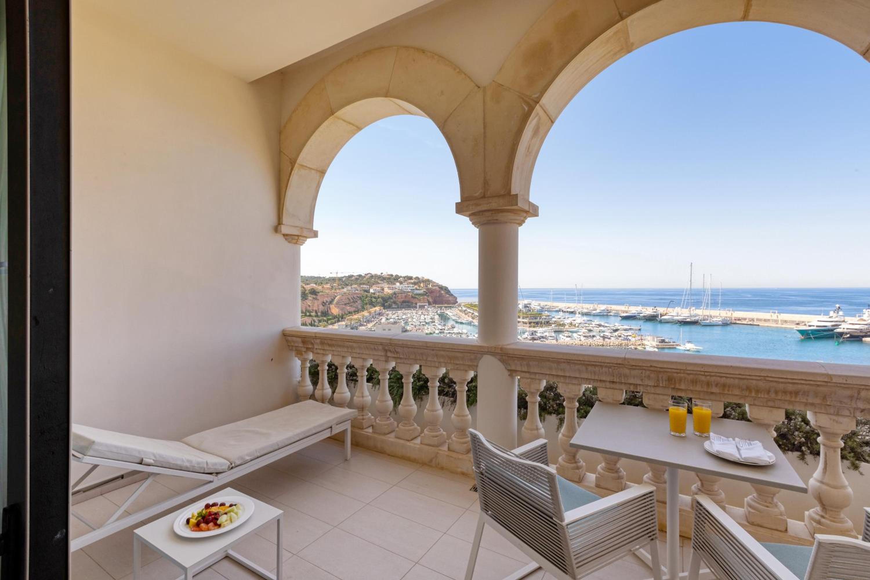 Deluxe Double or Twin Room with Sea View thumbnail 6