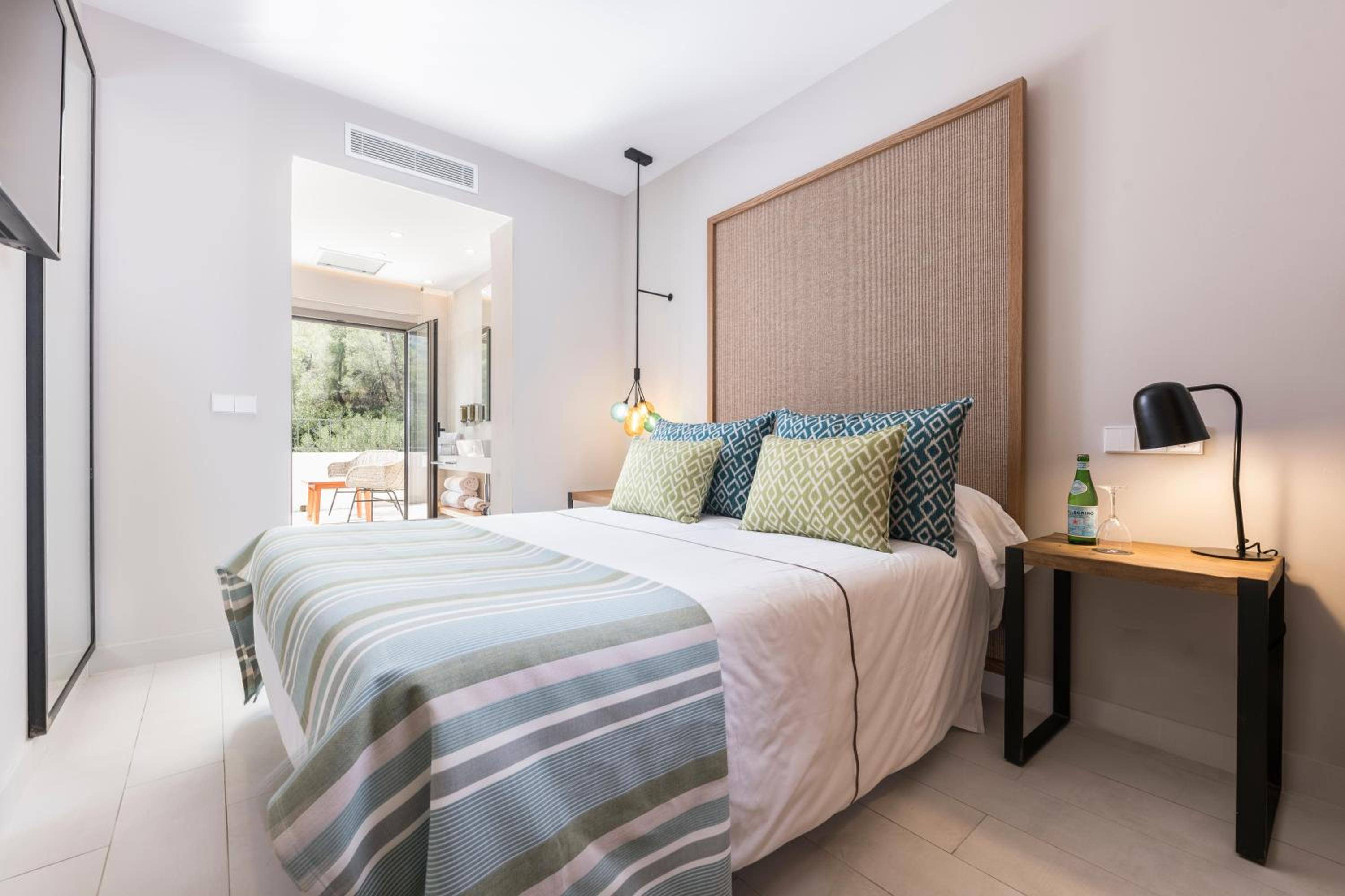 Double or Twin Room with Mountain View