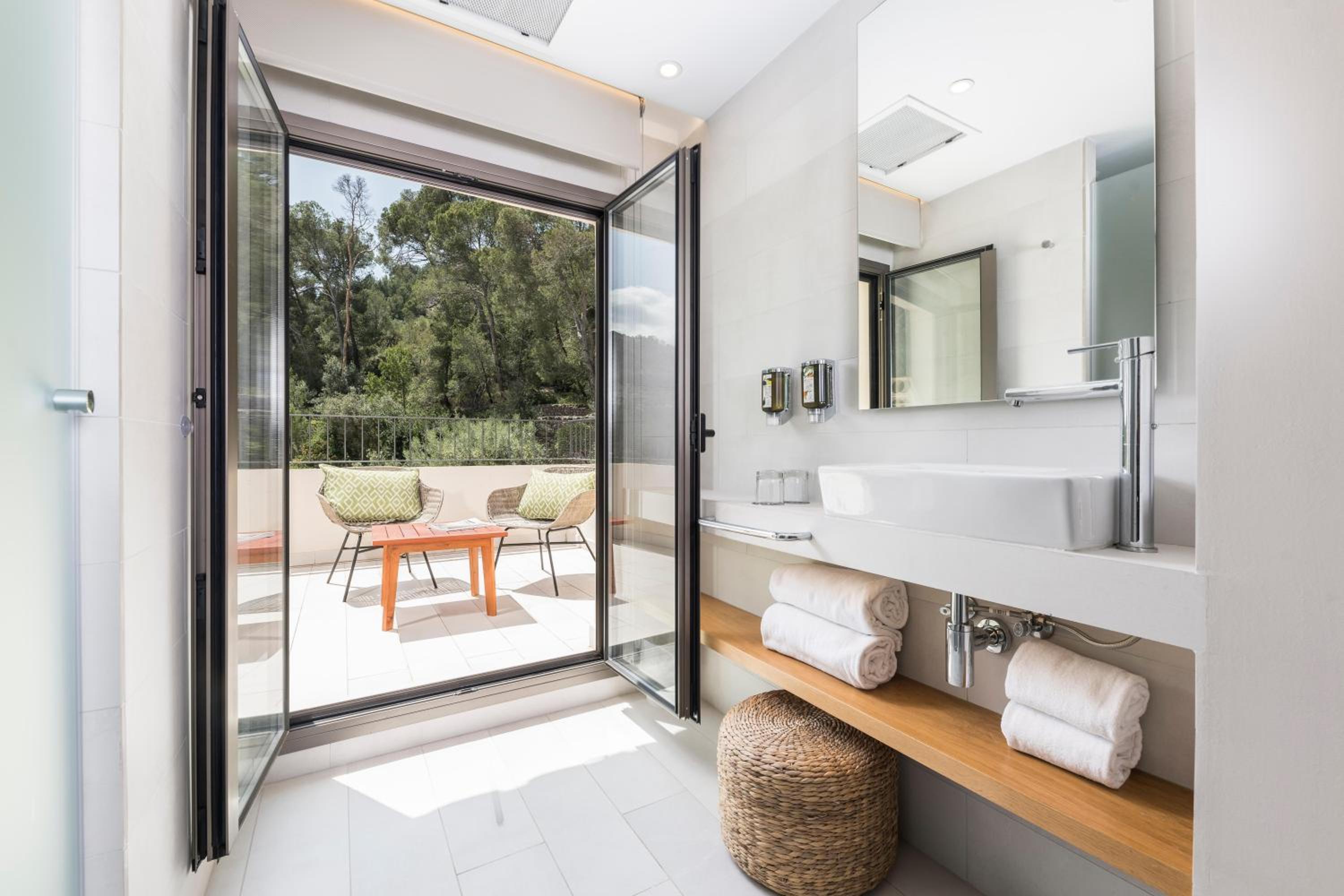 Double or Twin Room with Mountain View photo 3