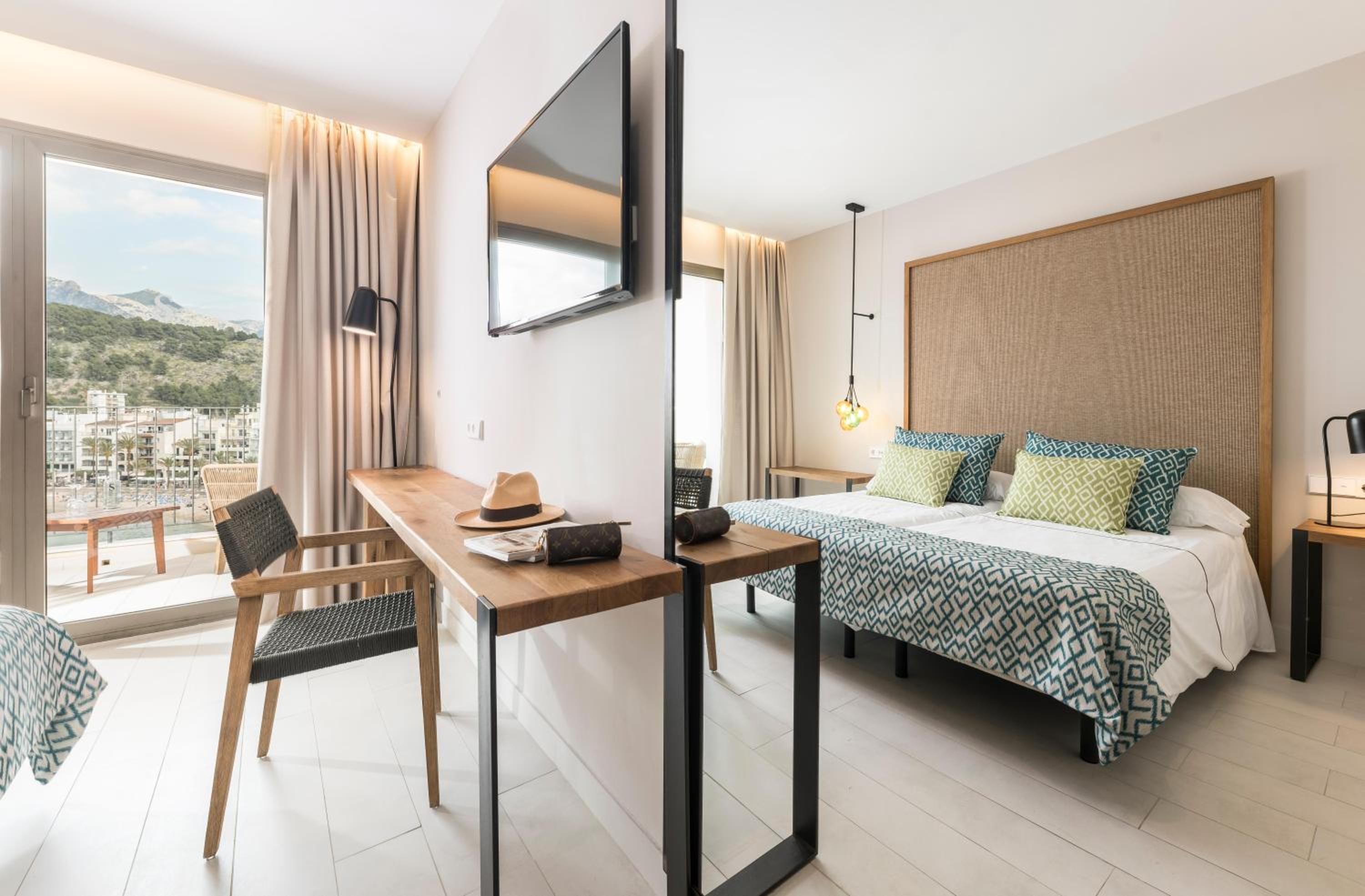Double or Twin Room with Sea View photo 3