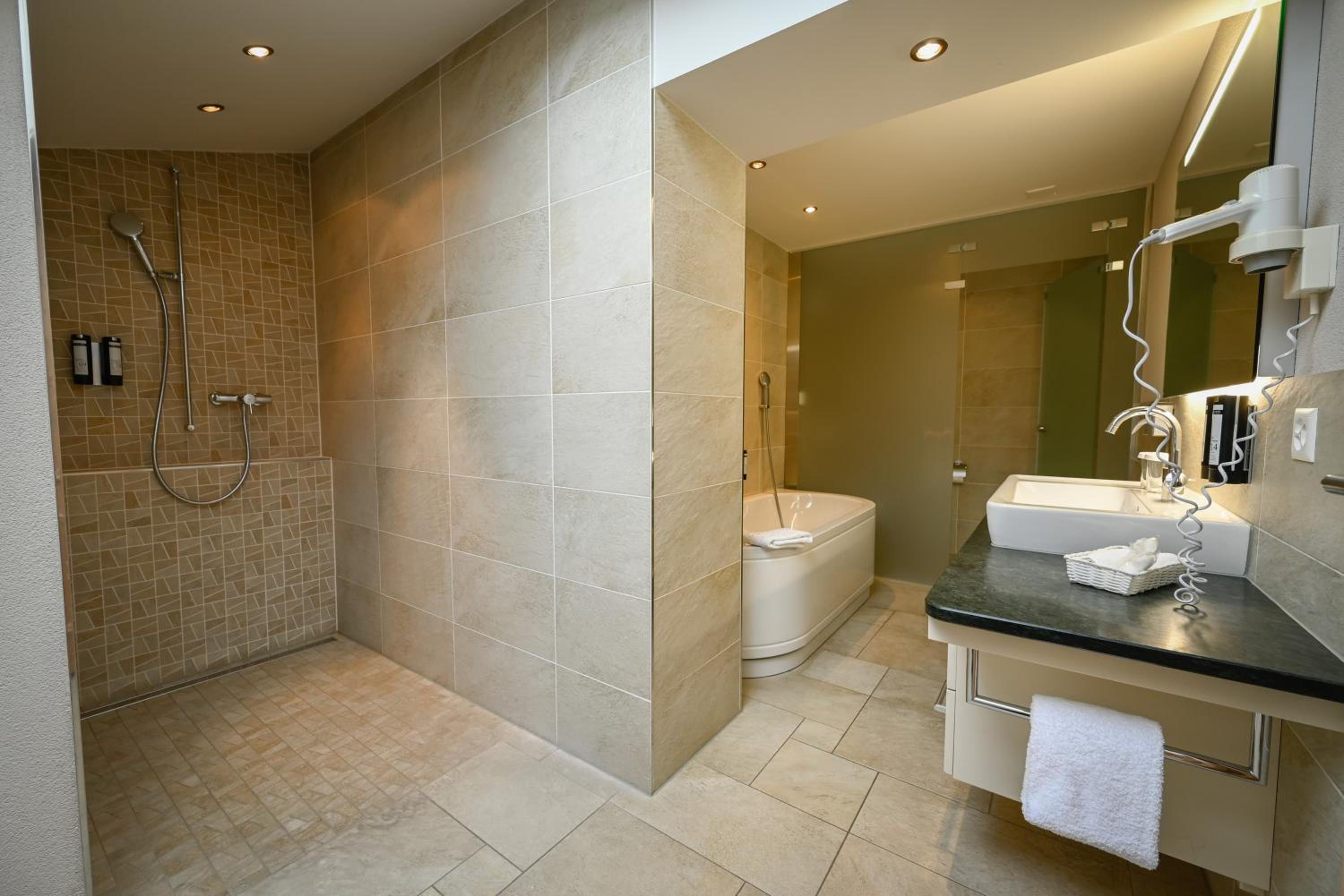 Superior Two-Bedroom Suite with Eiger view - Photo 4