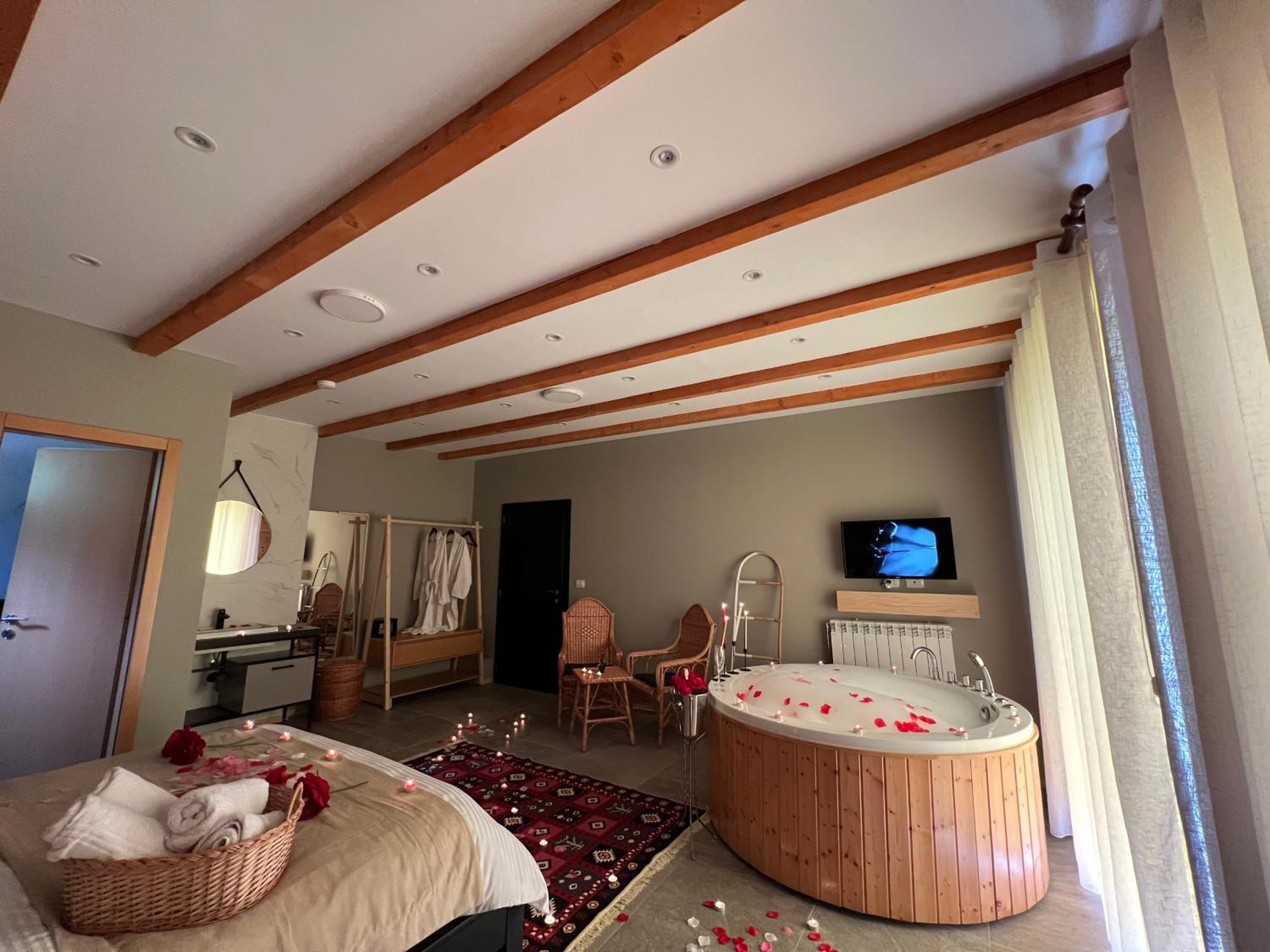 Deluxe Suite with Spa Bath photo 3