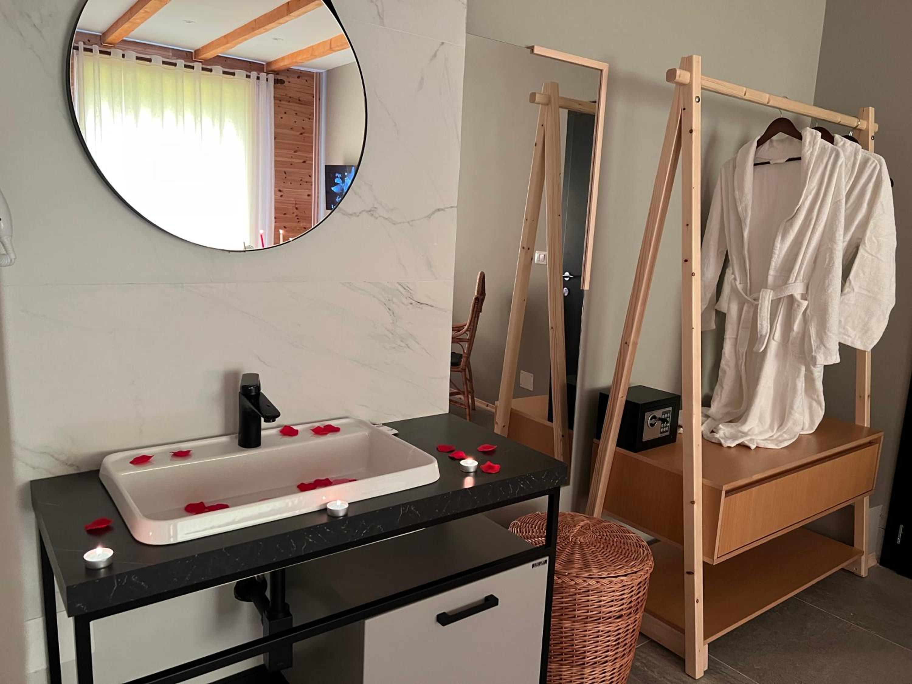 Deluxe Suite with Spa Bath photo 1