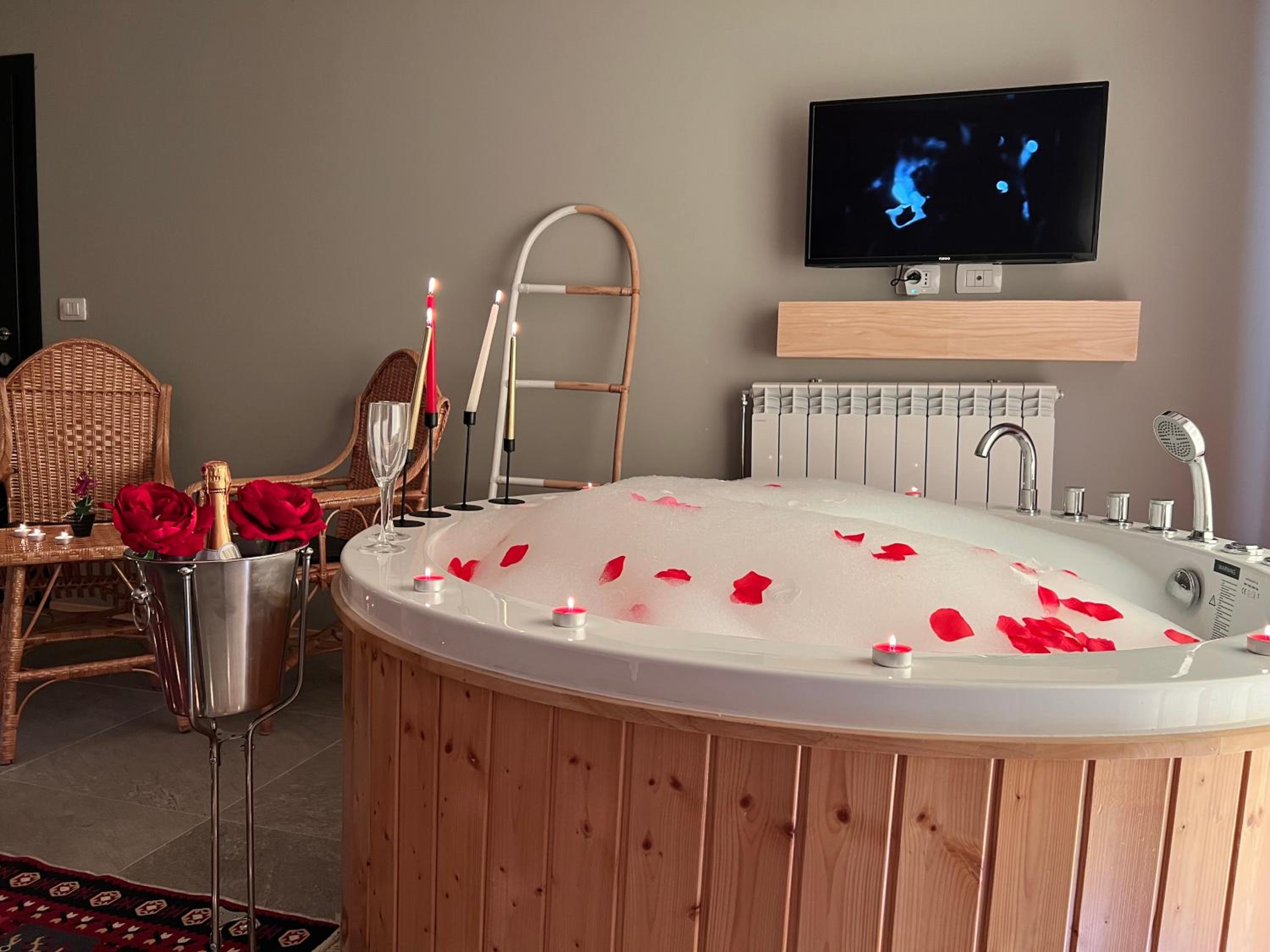 Deluxe Suite with Spa Bath photo 2