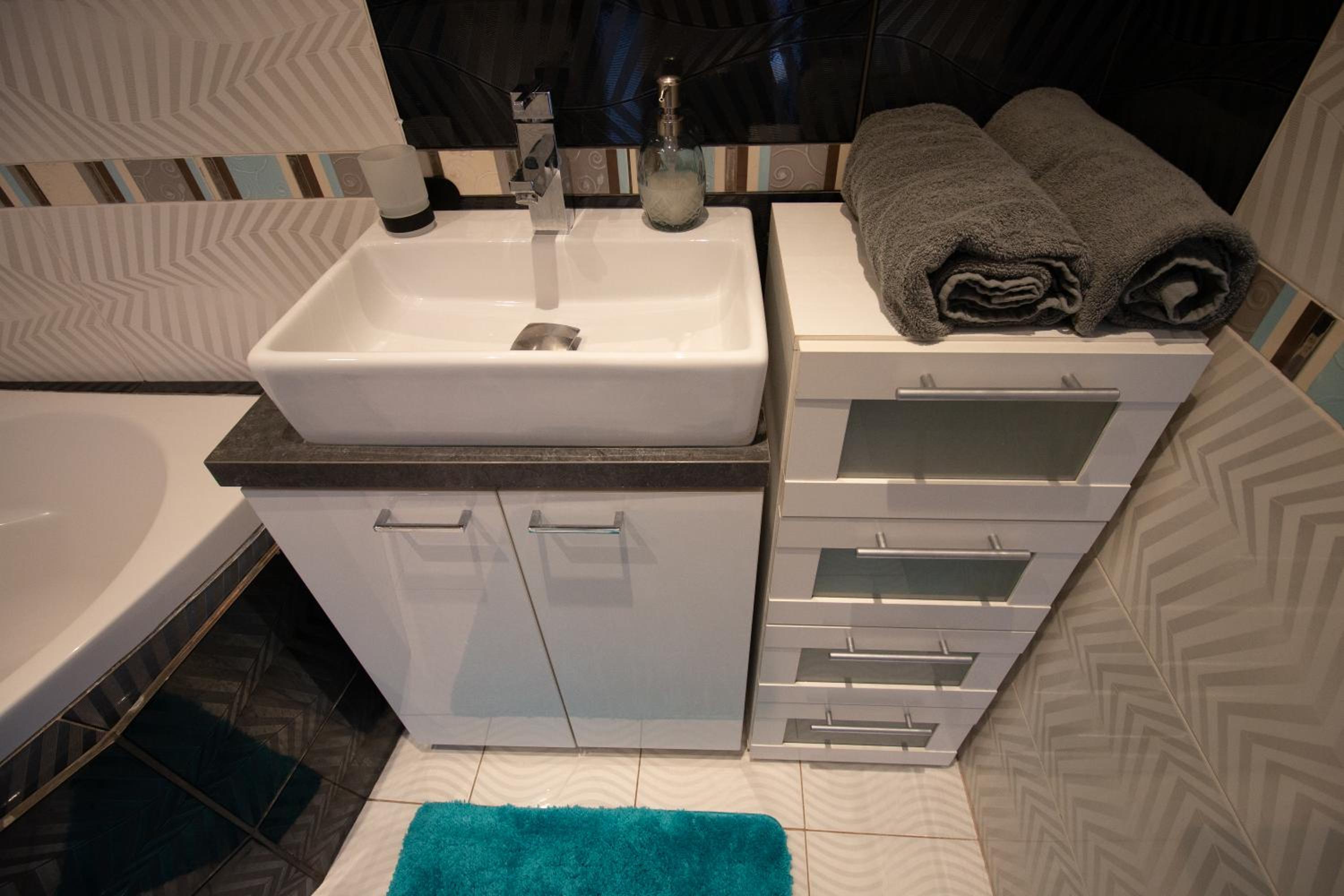 One-Bedroom Apartment photo 2