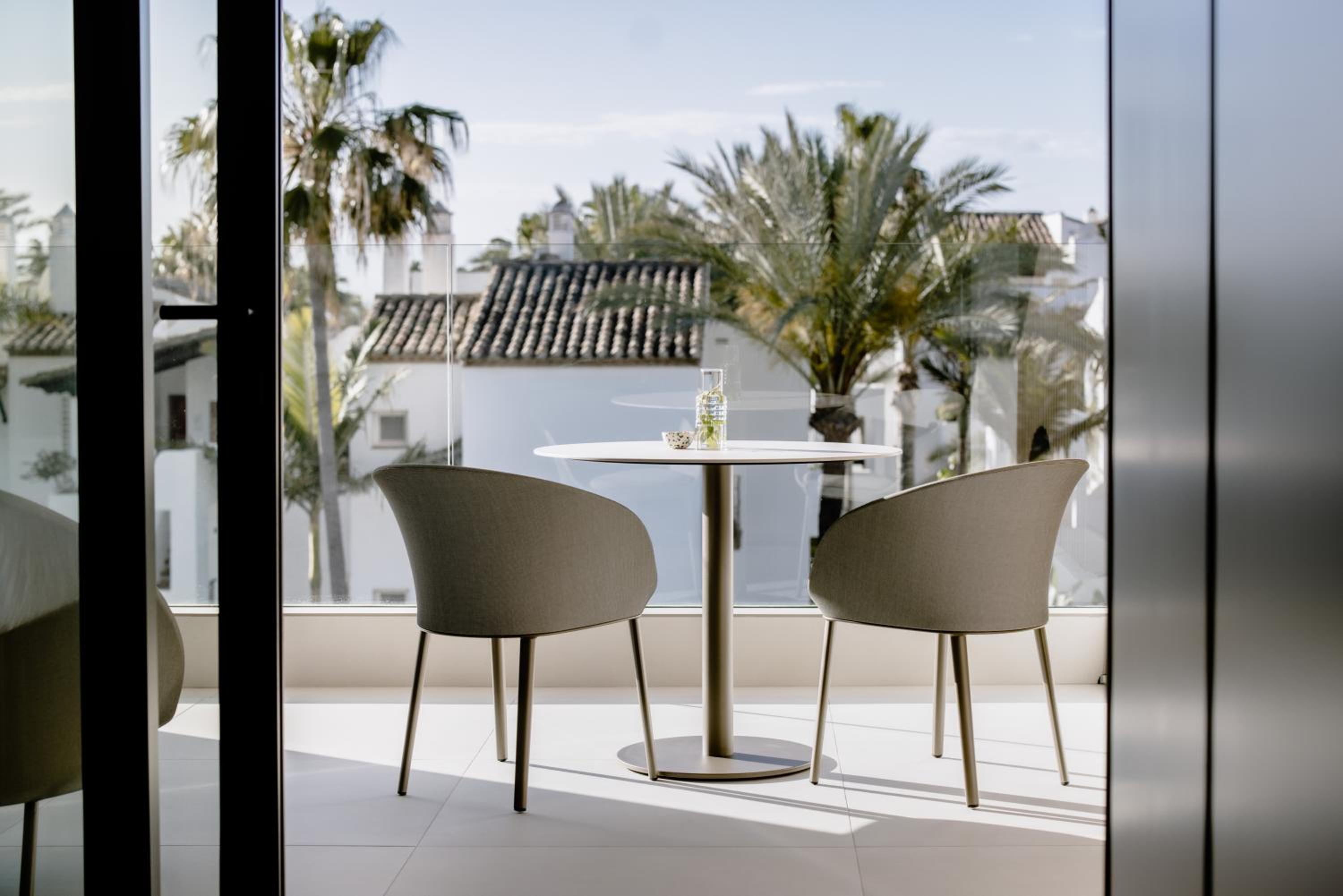 Estudio Clásico con Vista al Jardín Estudio Clásico con Vista al Jardín