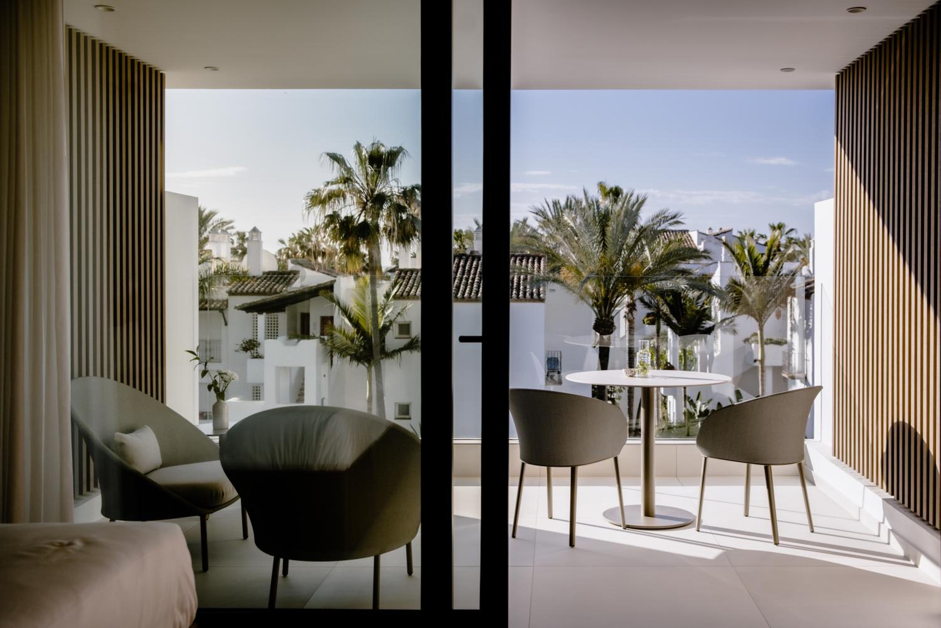 Estudio Clásico con Vista al Jardín y dos Balcones Estudio Clásico con Vista al Jardín y dos Balcones