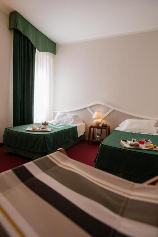 Twin Room - Photo 2