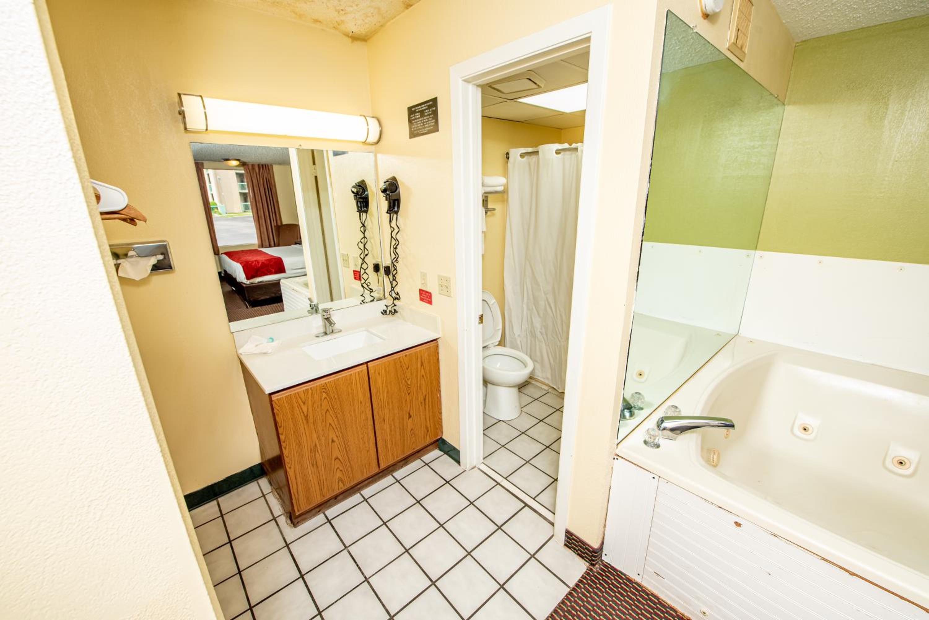 King Bed Room with Jacuzzi (Non Smoking) - Photo 3