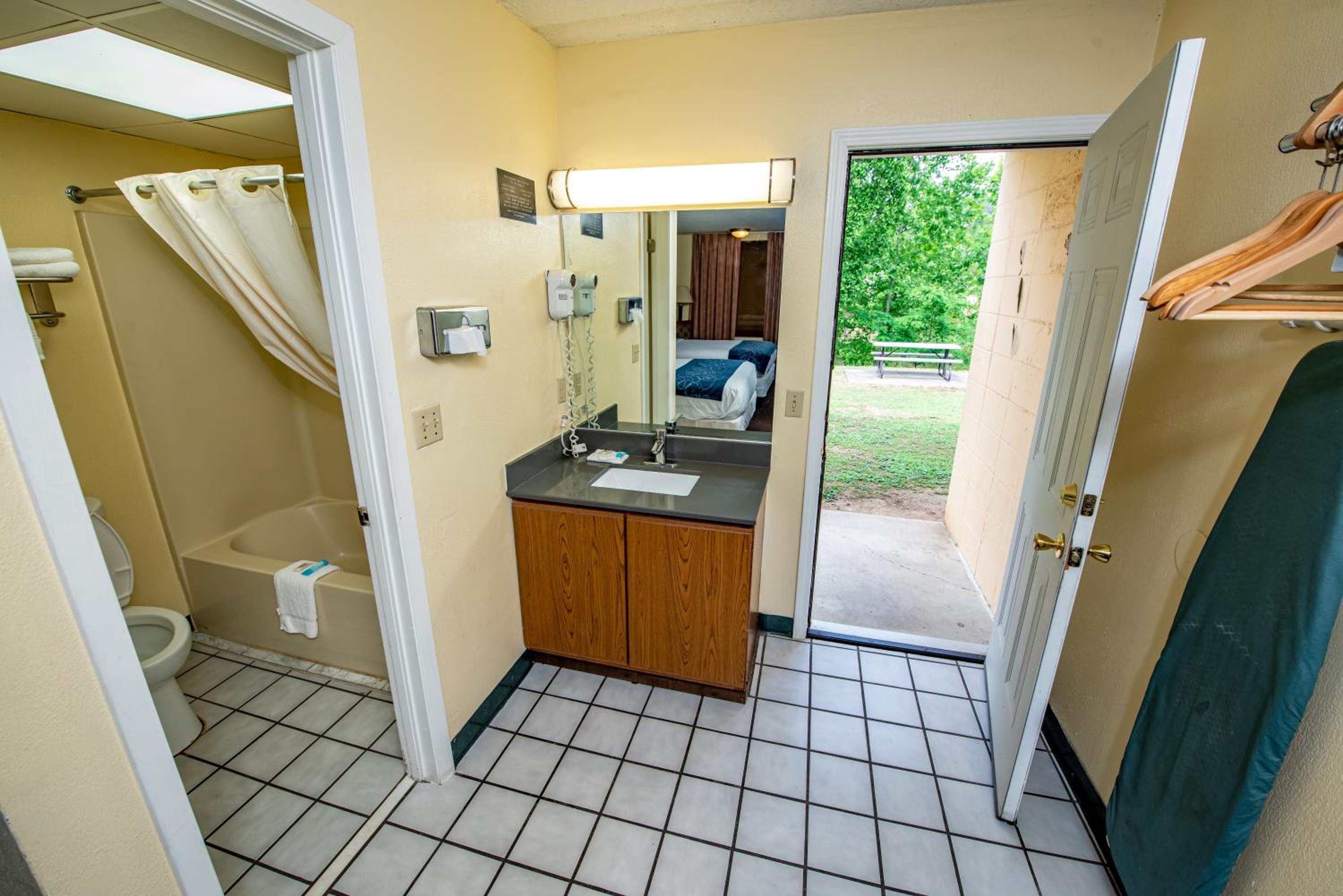 Queen Room with Two Queen Beds - River View (Non Smoking) - Photo 4