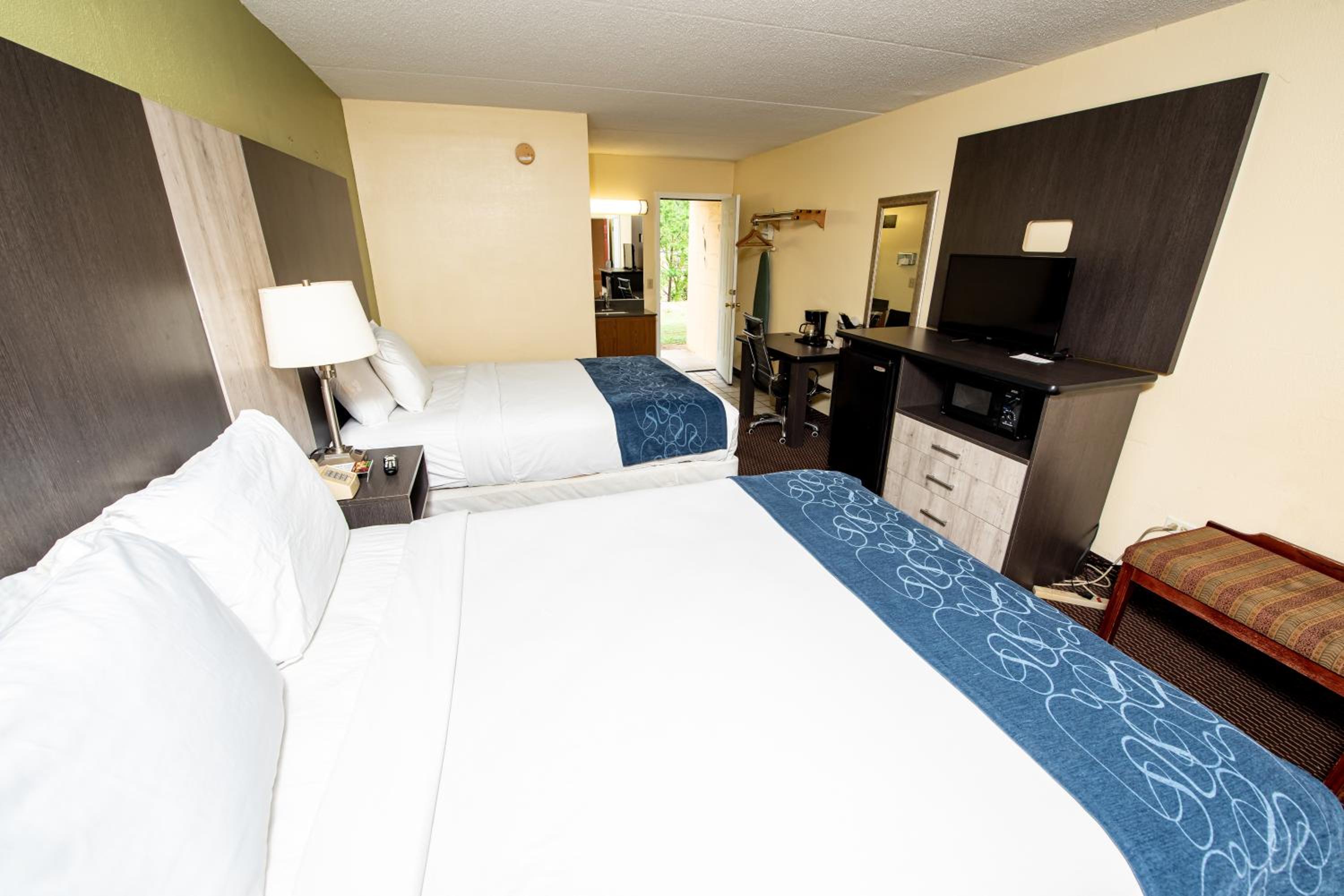 Queen Room with Two Queen Beds - River View (Non Smoking) - Photo 1