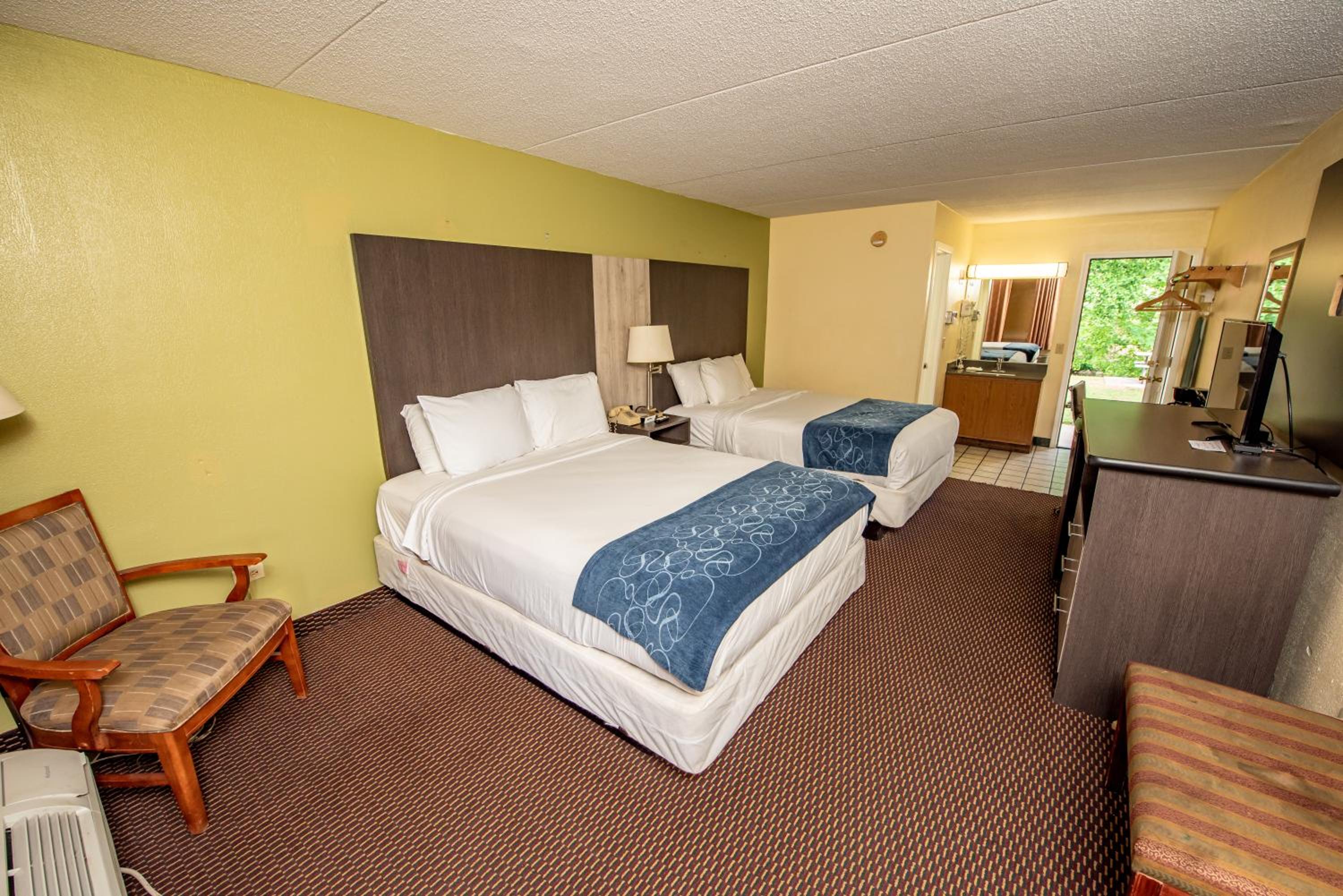 Queen Room with Two Queen Beds - River View (Non Smoking) - Photo 3