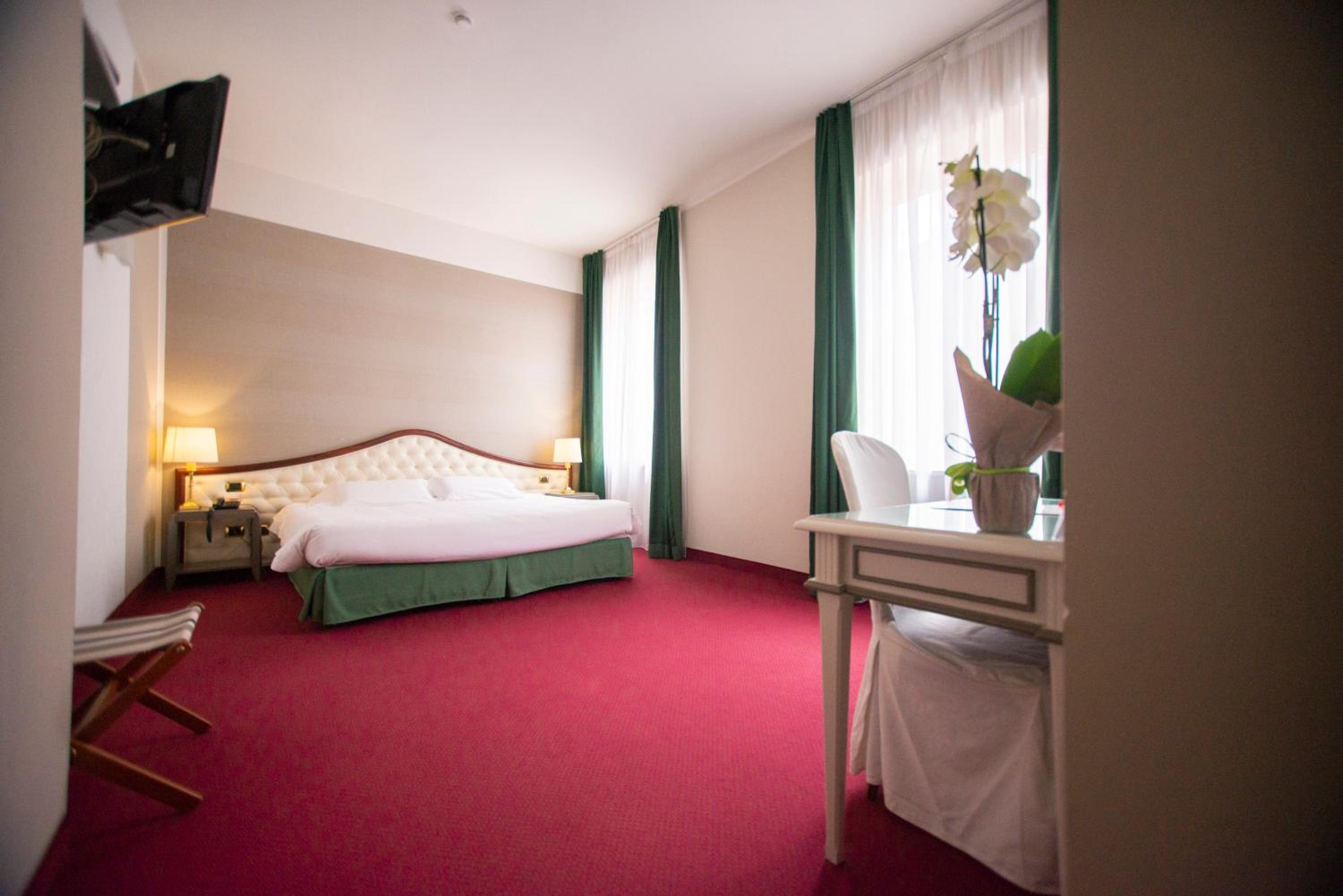 Deluxe Double or Twin Room - Photo 6