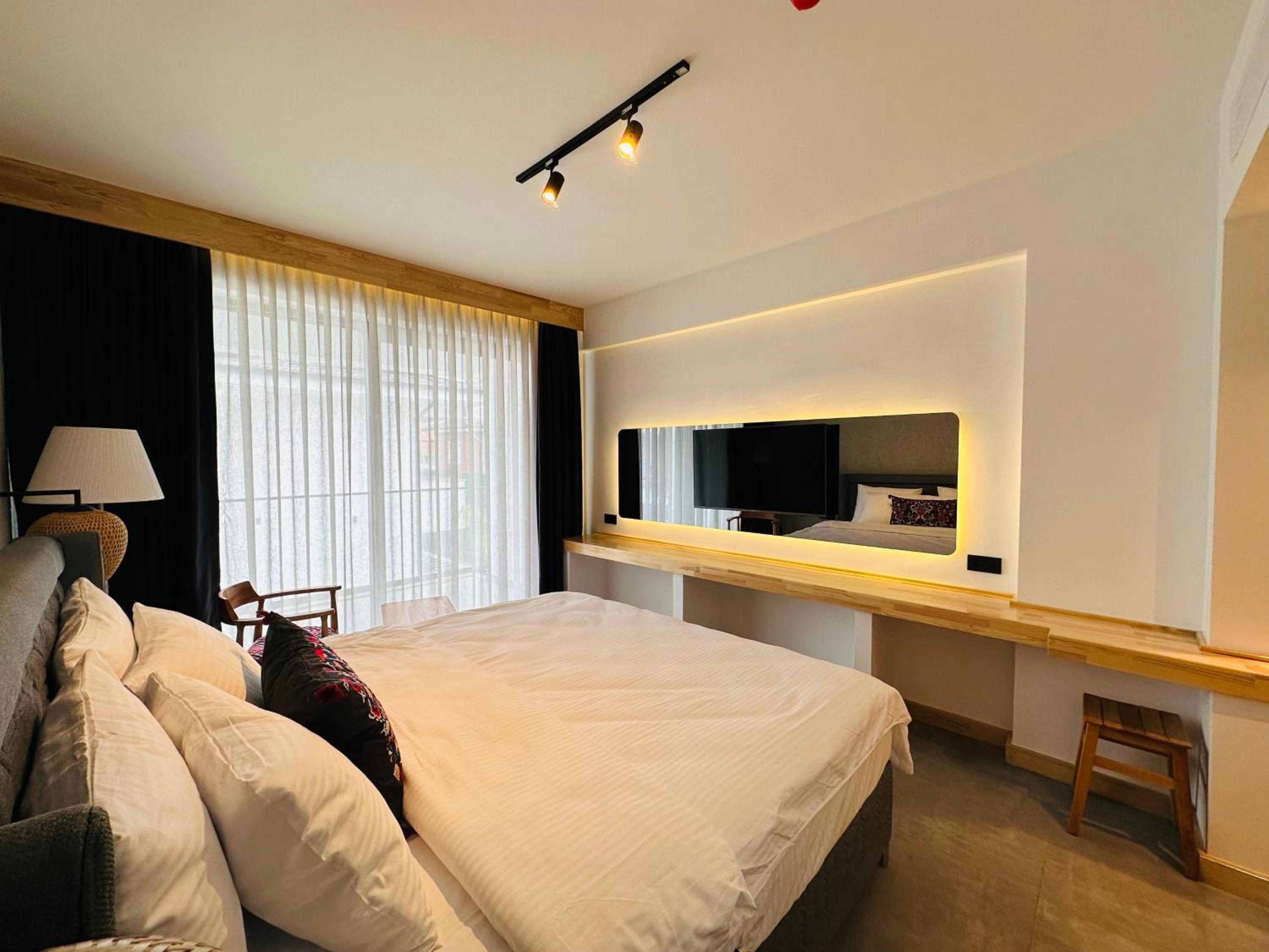 Deluxe Double Room - Photo 10