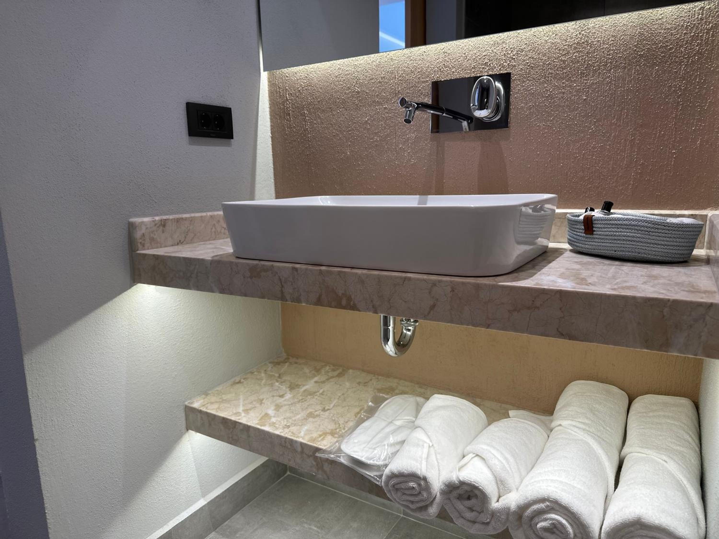 Deluxe Double Room - Photo 6