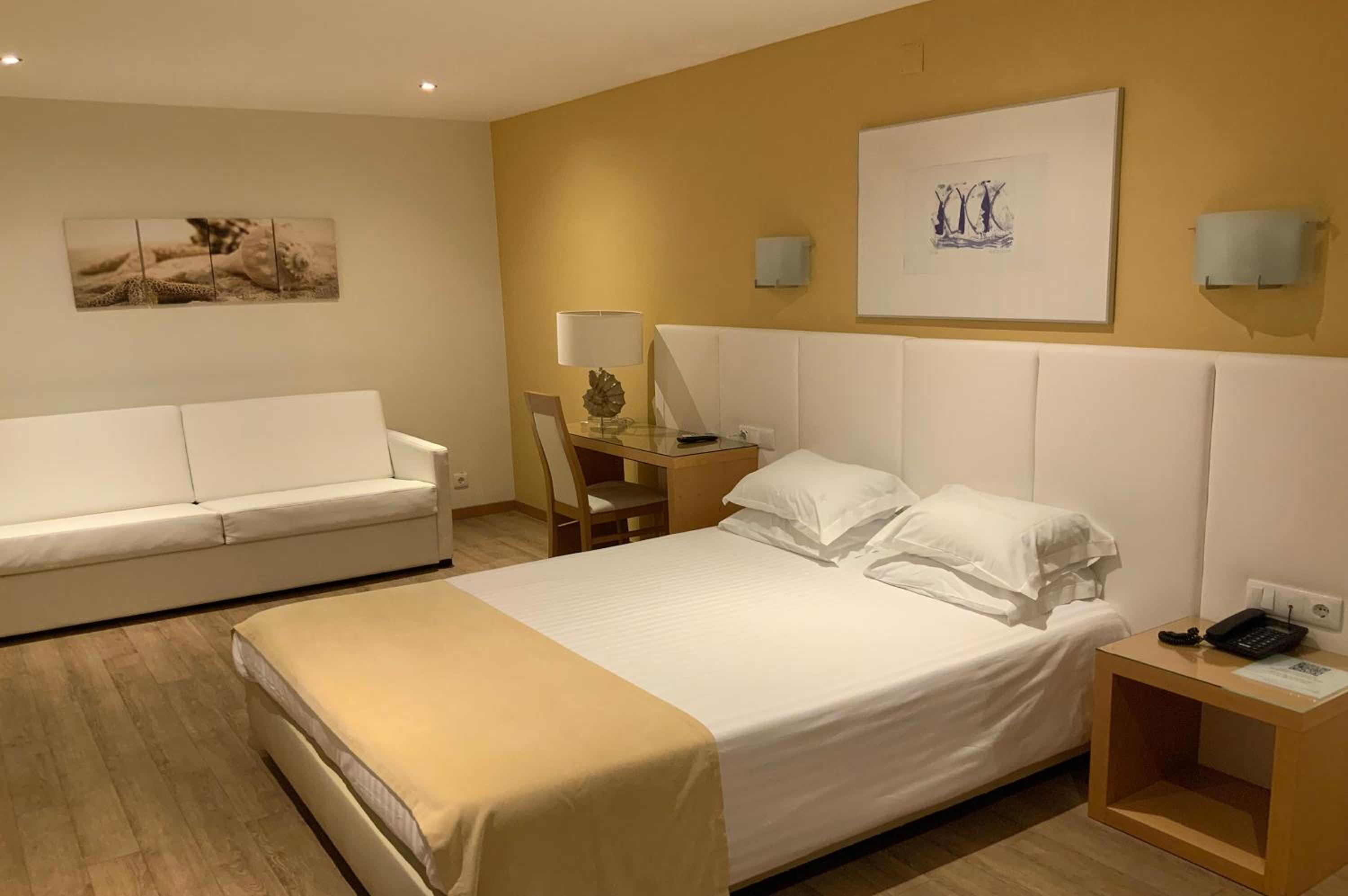 Double Room with Two Extra Bed - Photo 4