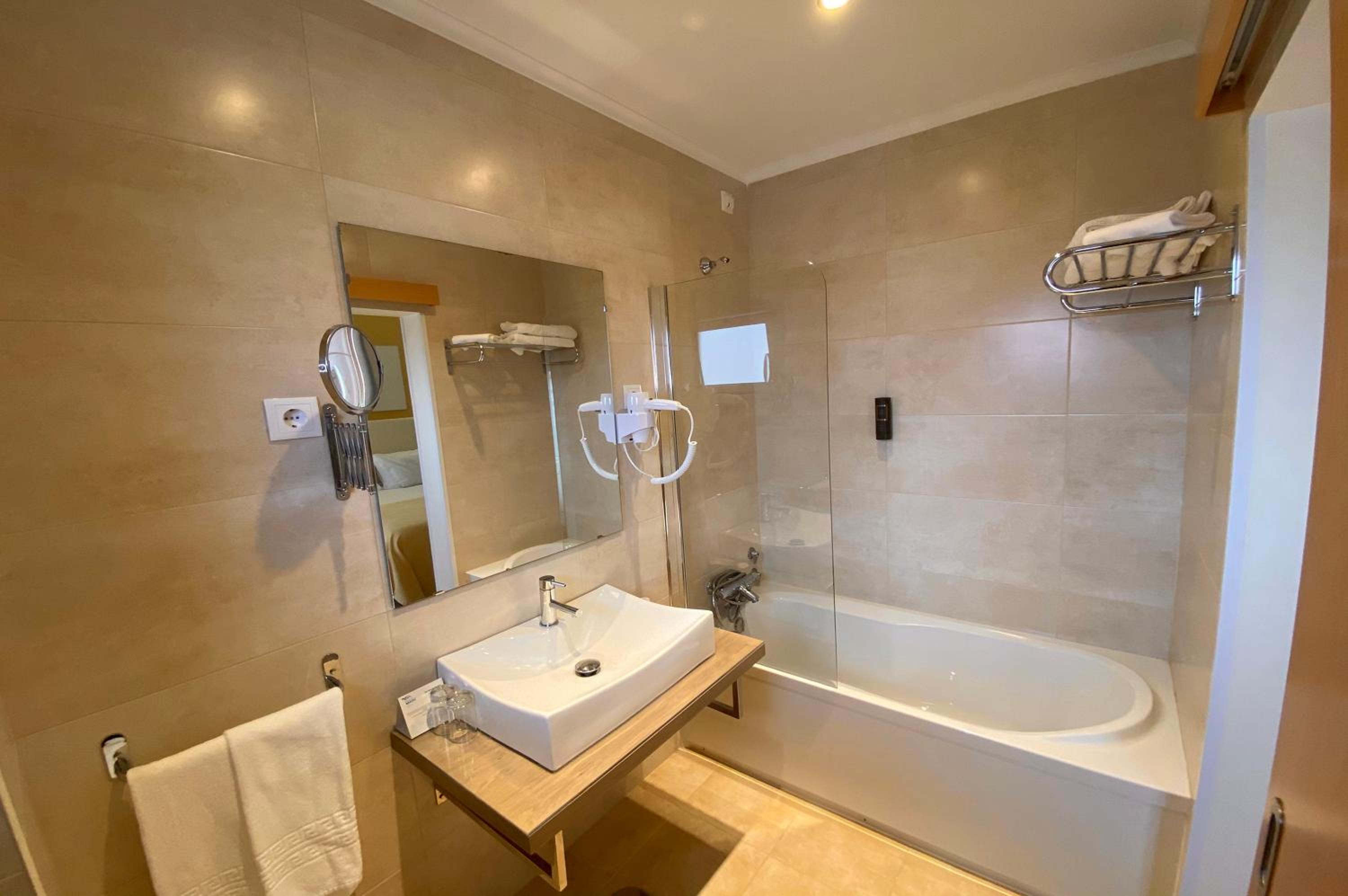 Double Room with Two Extra Bed - Photo 3