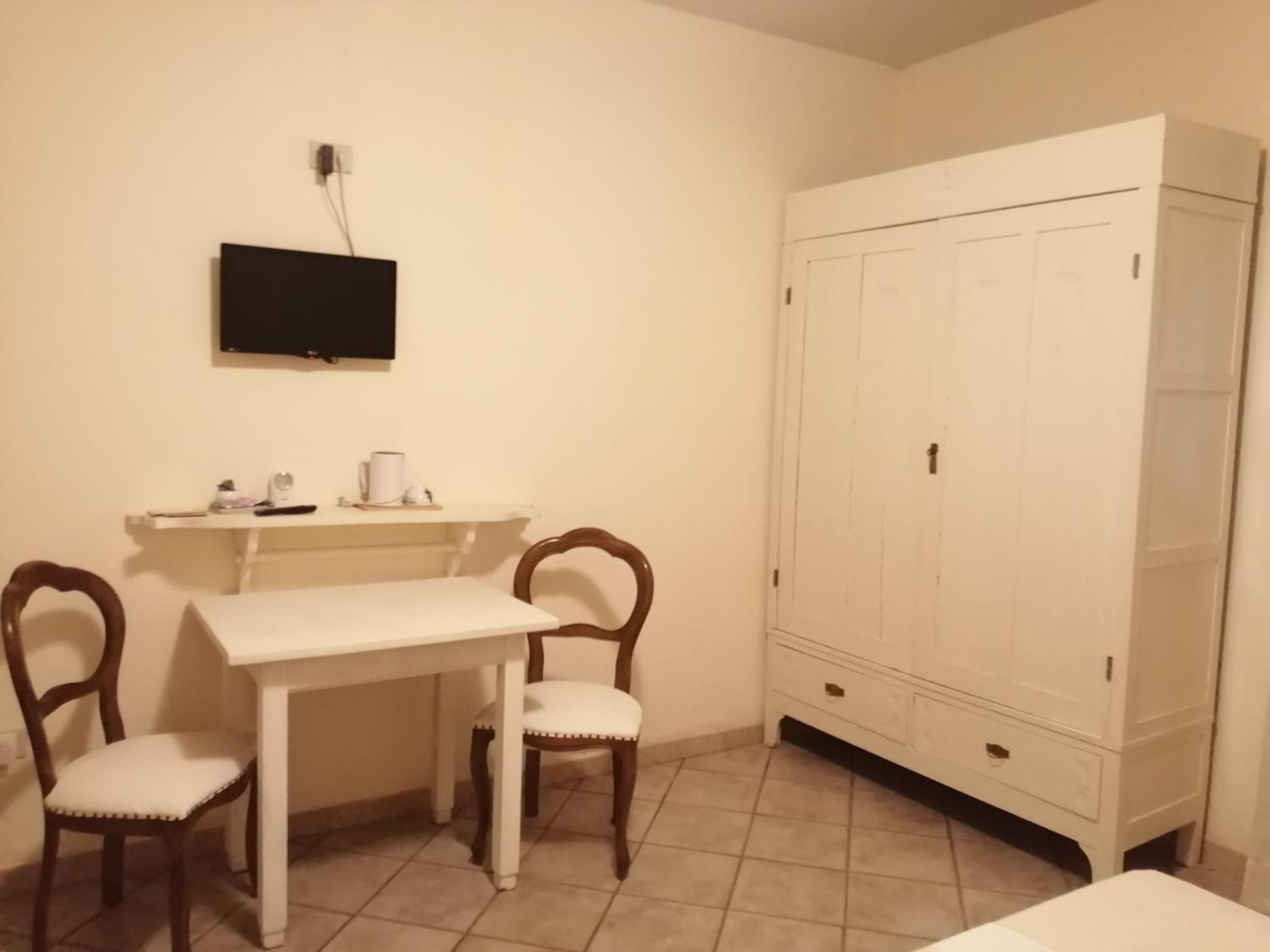 Triple Room with Private Bathroom - Photo 8